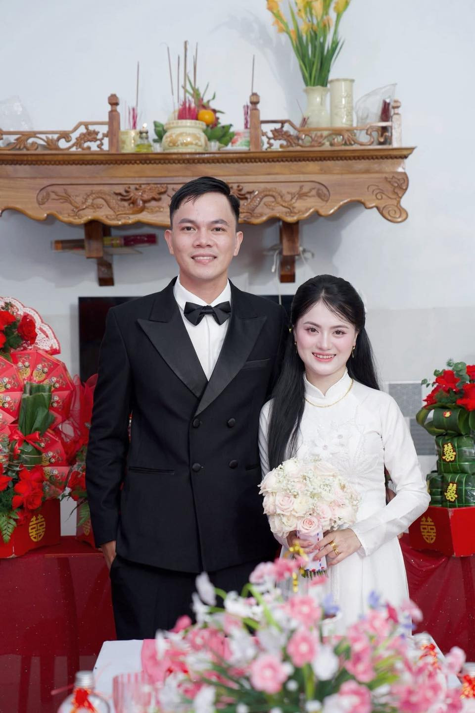 Mới đây, mạng xã hội đang truyền tay nhau những bức ảnh đám cưới vô cùng đặc biệt của một cặp đôi đến từ Quảng Trị. Thay vì khung cảnh hoan hỉ vui vẻ của ngày trọng đại, cô dâu chú rể lại đứng check-in với hình ảnh "hoang tàn" khi toàn bộ rạp cưới đã bị mưa to, gió lớn làm đổ rạp.