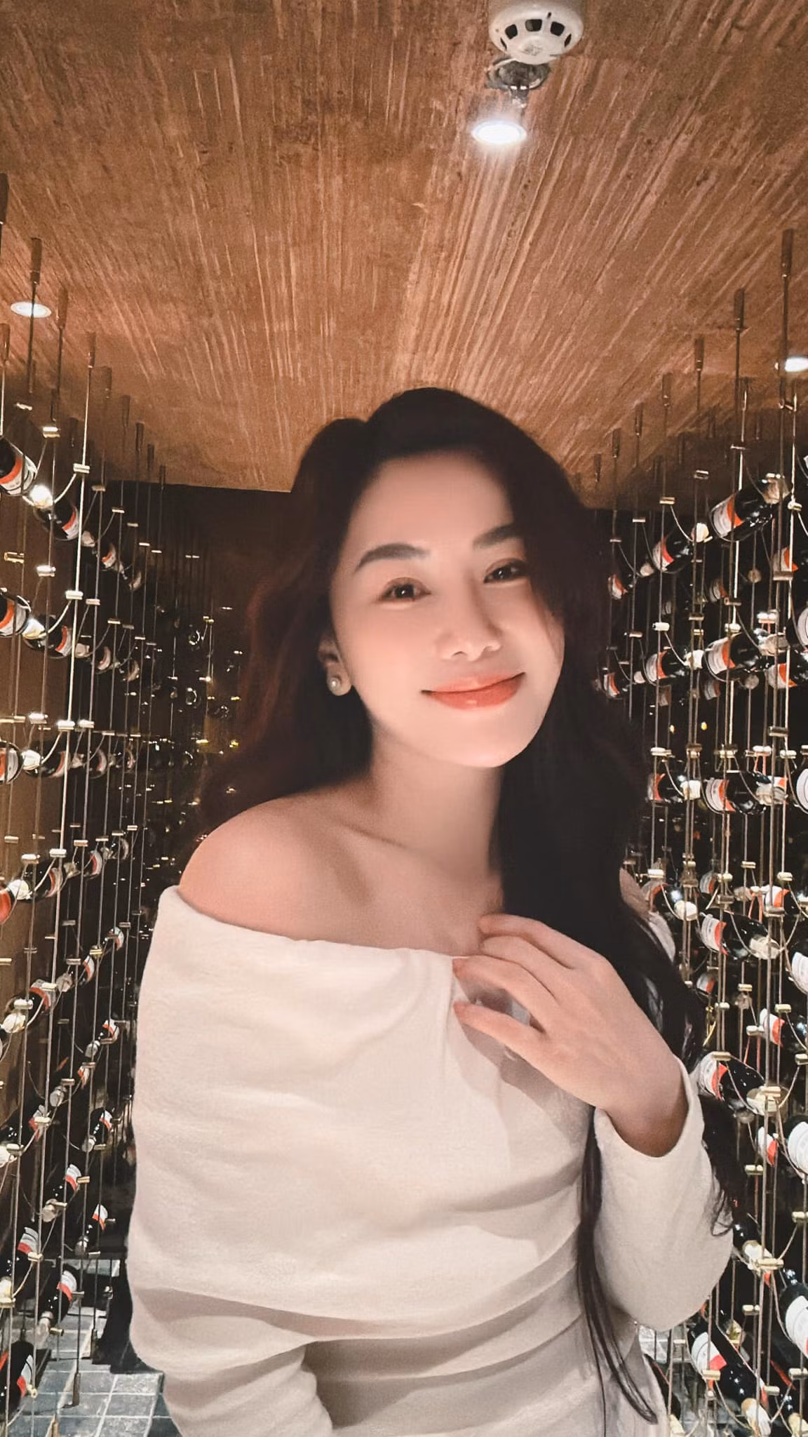 Anh Thơ sinh năm 1985, là gương mặt MC quen thuộc với khán giả truyền hình, đặc biệt là ở miền Tây. Cô từng dẫn dắt nhiều chương trình: Hãy nghe tôi hát, Lời chào tuổi teen, Thời trang @, Ai đúng ai sai... Ngoài ra, cô cũng tham gia một số phim truyền hình.