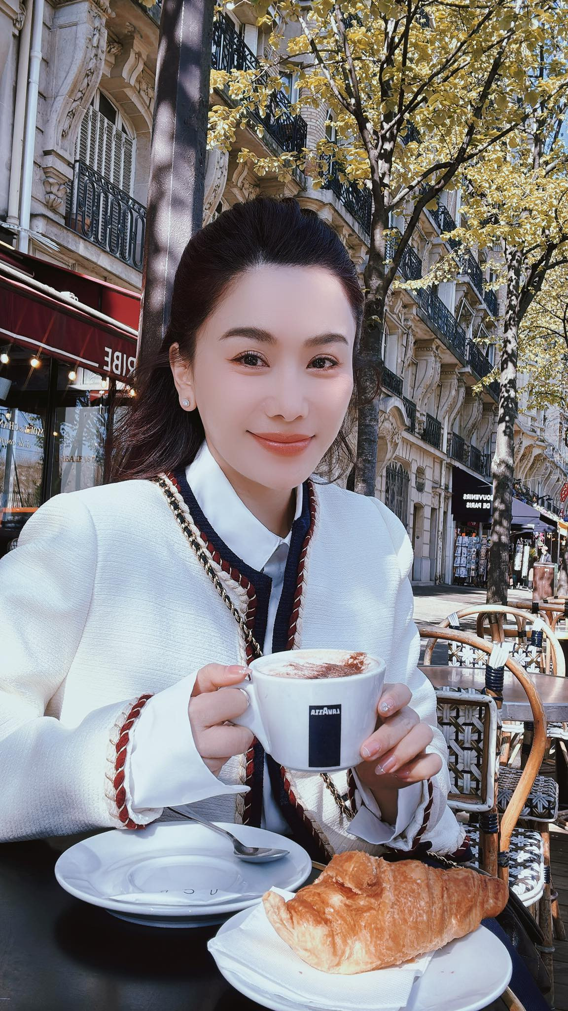 Nữ MC cũng dành lời khuyên cho người theo dõi là nên ăn chín uống sôi, đặc biệt là những món được chế biến từ nội tạng động vật như lòng.