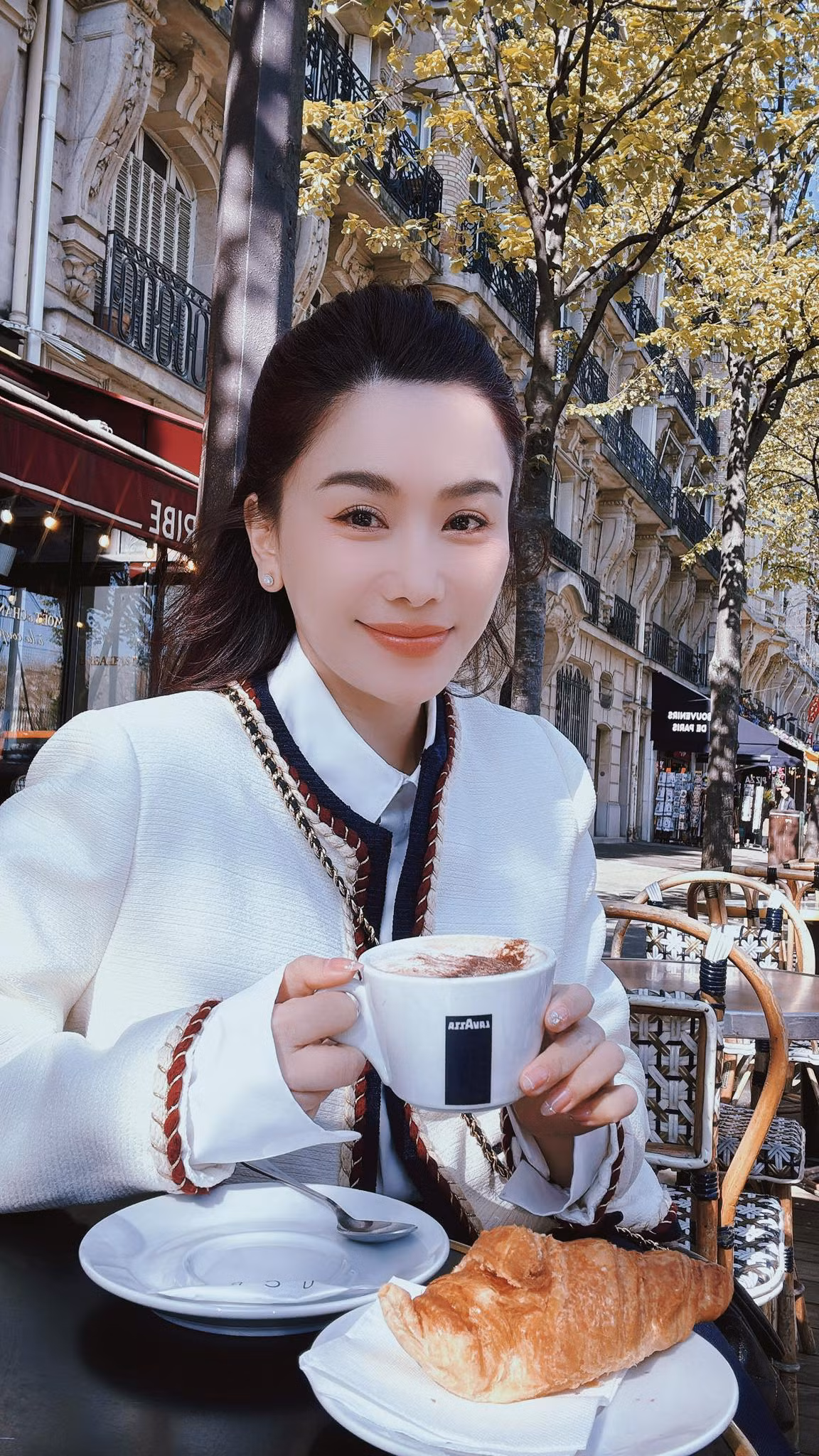 Nữ MC cũng dành lời khuyên cho người theo dõi là nên ăn chín uống sôi, đặc biệt là những món được chế biến từ nội tạng động vật như lòng.