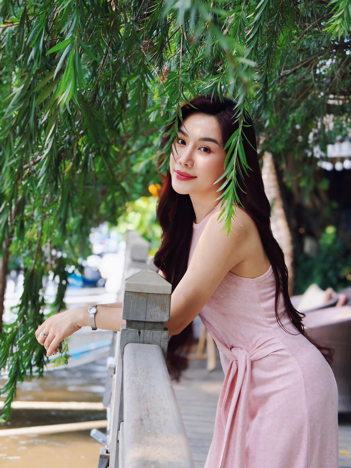 Ngoài đời, Anh Thơ được khen ngợi có nhan sắc trẻ hơn tuổi, luôn mang đến năng lượng tích cực cho mọi người.