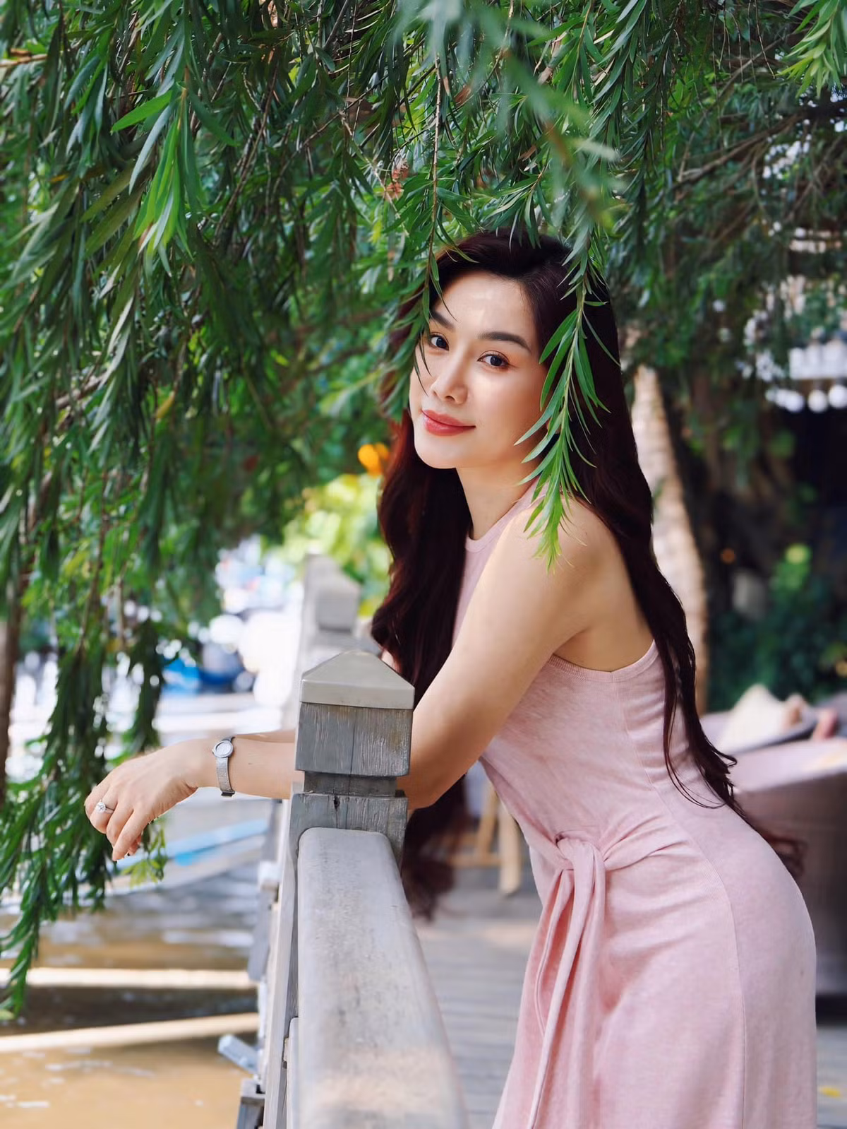 Ngoài đời, Anh Thơ được khen ngợi có nhan sắc trẻ hơn tuổi, luôn mang đến năng lượng tích cực cho mọi người.