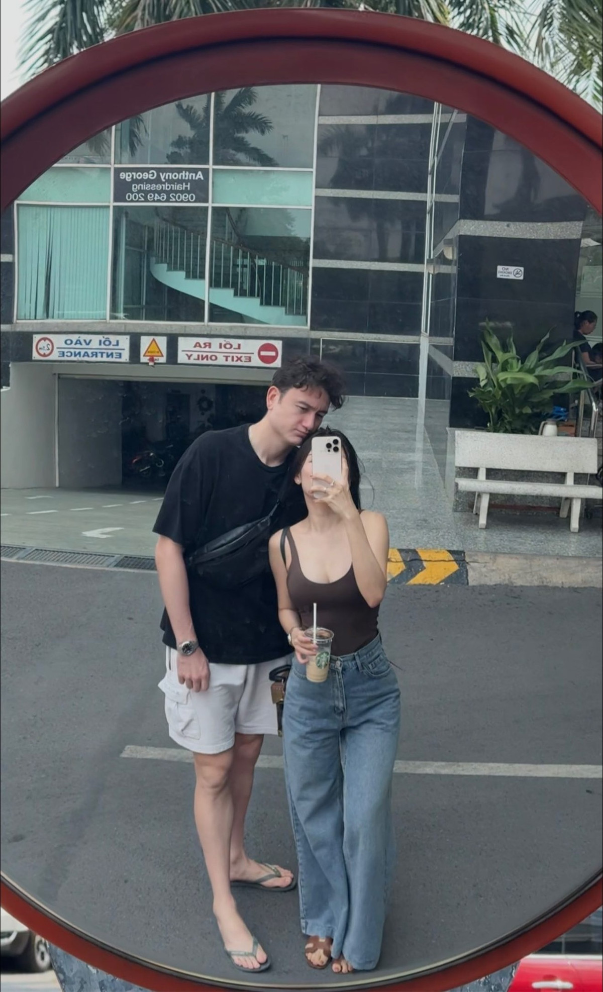 Sau sinh, cô bắt đầu tập luyện nhẹ nhàng, kết hợp với chế độ ăn lành mạnh, tránh thực phẩm chức năng và thuốc hỗ trợ.