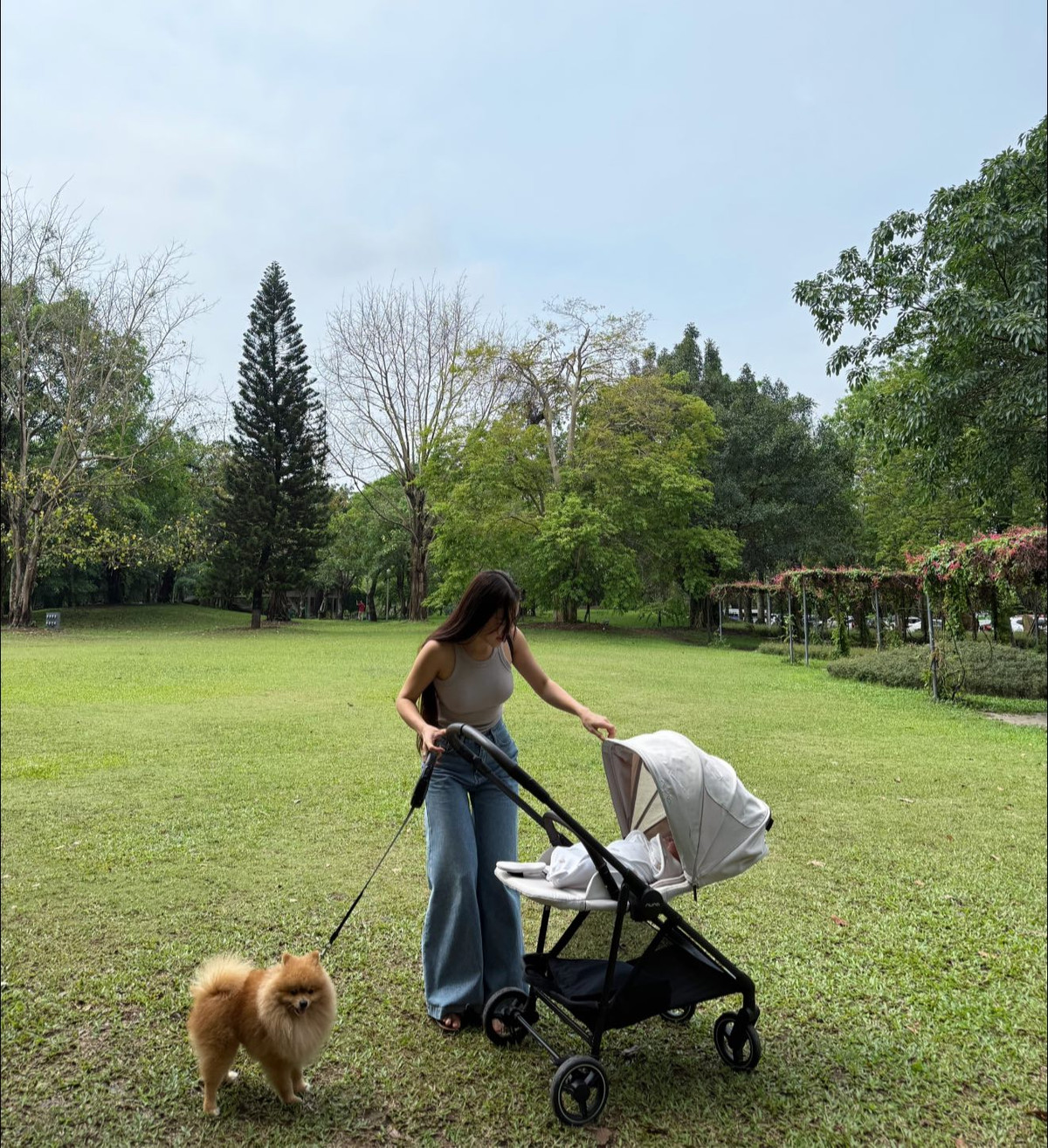 Cô cũng chia sẻ rằng việc ngủ đủ giấc và giữ tinh thần lạc quan giúp cô nhanh chóng phục hồi sức khỏe và vóc dáng. Vợ Văn Lâm cũng “khoe” chưa gặp vấn đề gì quá lớn về sức khỏe hậu sinh con. Yến Xuân cho biết ngoài việc bị mắt kém đi, cô vẫn chưa bị rụng tóc, đau lưng, ù tai hay lạnh người, bệnh thường gặp phải của chị em phụ nữ sau sinh.