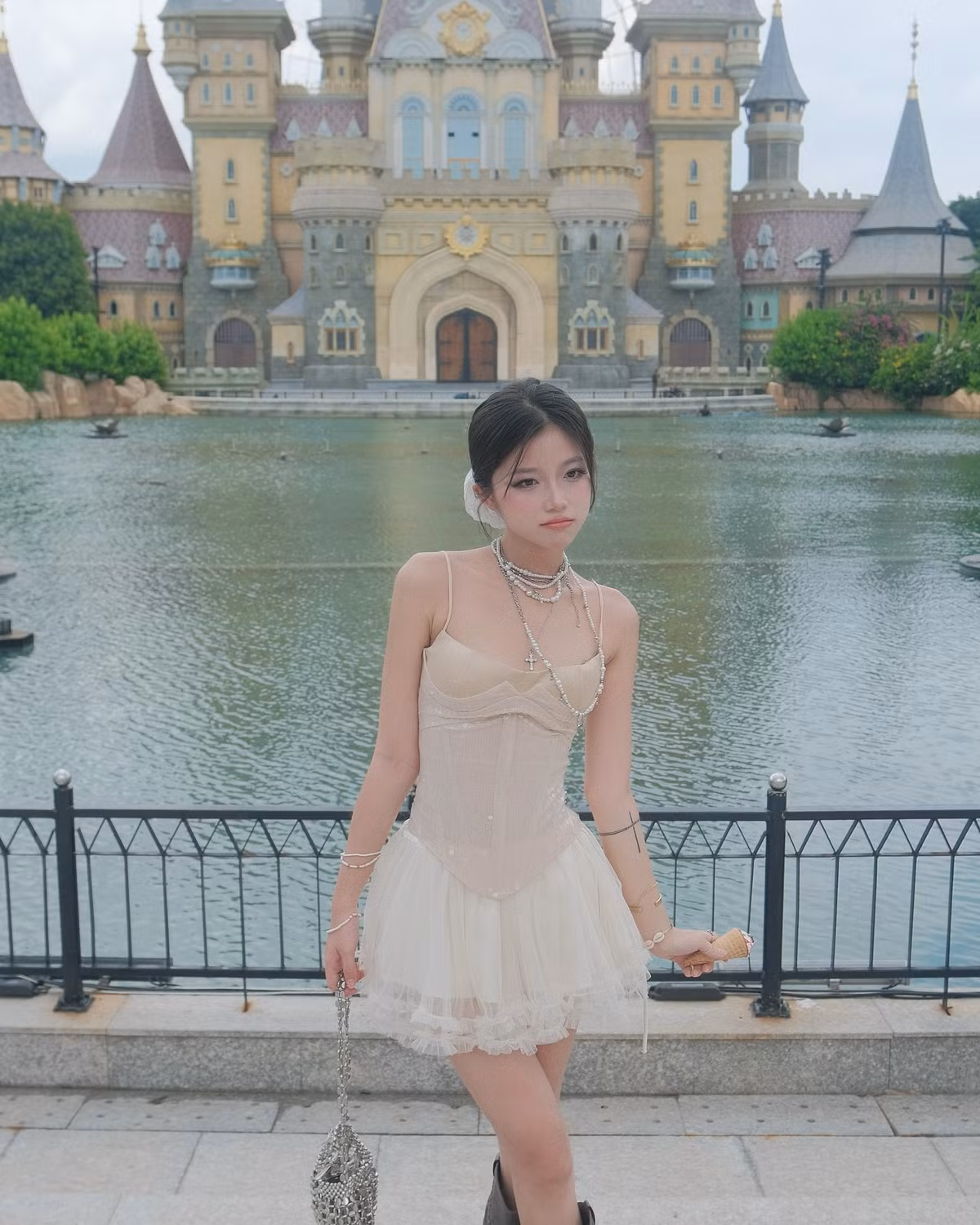 Từ học sinh trường chuyên đến hot girl được săn đón, Vương Khánh Ly đang chứng minh rằng tài năng và nhan sắc hoàn toàn có thể song hành.