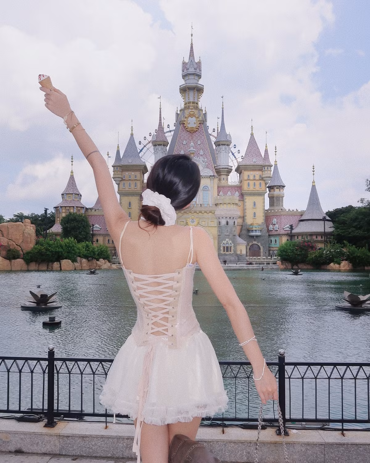 Trong loạt ảnh mới, Khánh Ly khoác lên mình một chiếc váy corset tông trắng kem kết hợp với chân váy bồng bềnh tựa như nàng công chúa bước ra từ cổ tích.