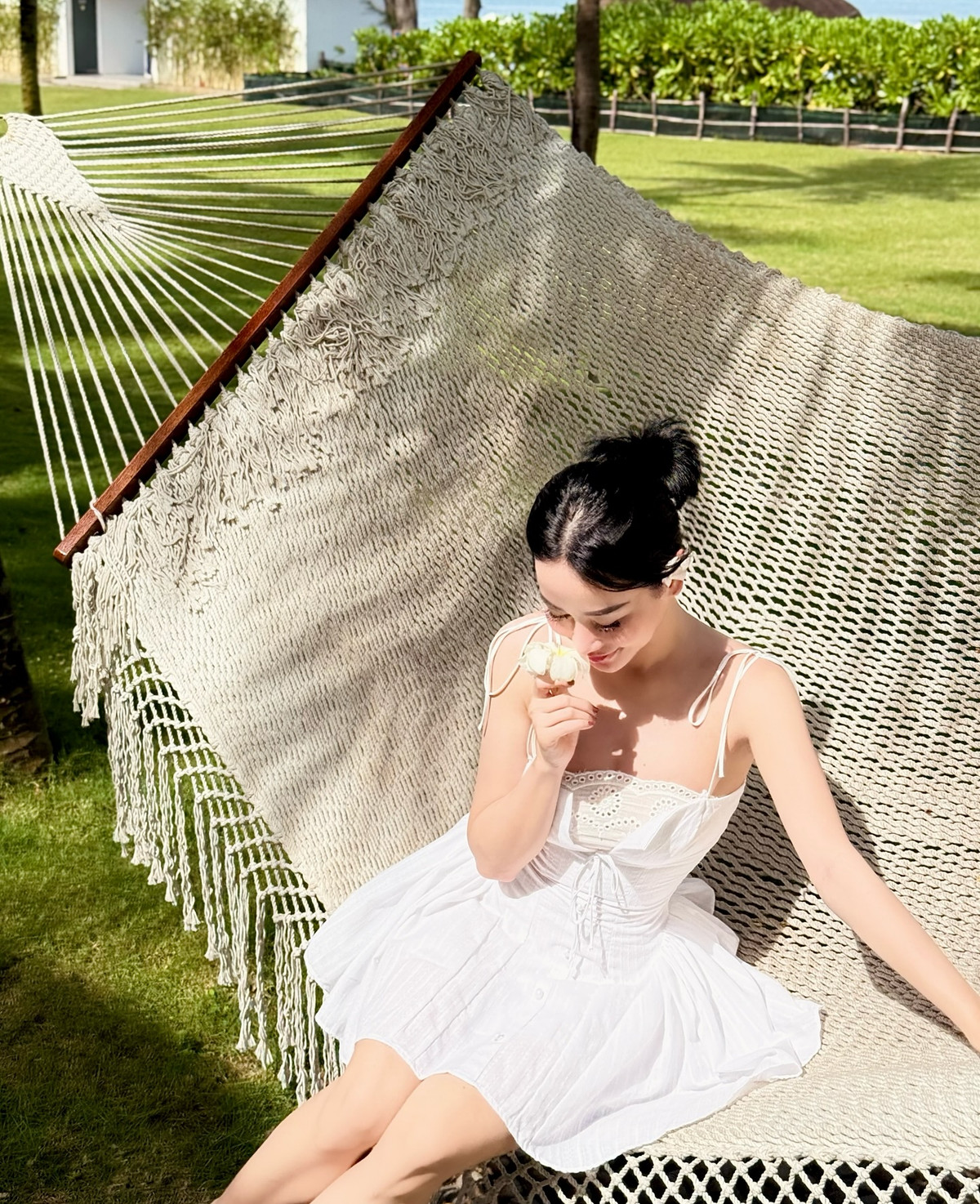 Người đẹp diện váy hai dây trắng tinh khôi, dáng xòe trẻ trung tôn trọn làn da trắng sứ và vóc dáng thon gọn.