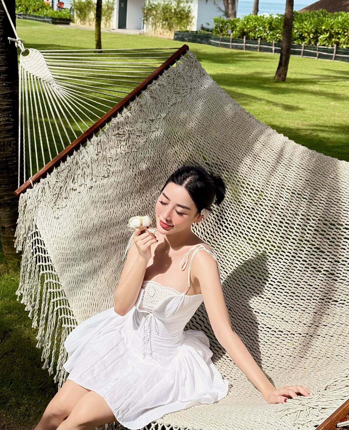 Helen Thanh Thảo - bạn gái cũ của trung vệ Việt kiều Adriano Schmidt, vừa “đốt mắt” dân mạng khi tung loạt ảnh du lịch biển cực kỳ gợi cảm. Không cần tạo dáng cầu kỳ, chỉ cần đứng thả dáng giữa hàng dừa xanh mướt và nắng vàng, Helen vẫn khiến người xem khó rời mắt.