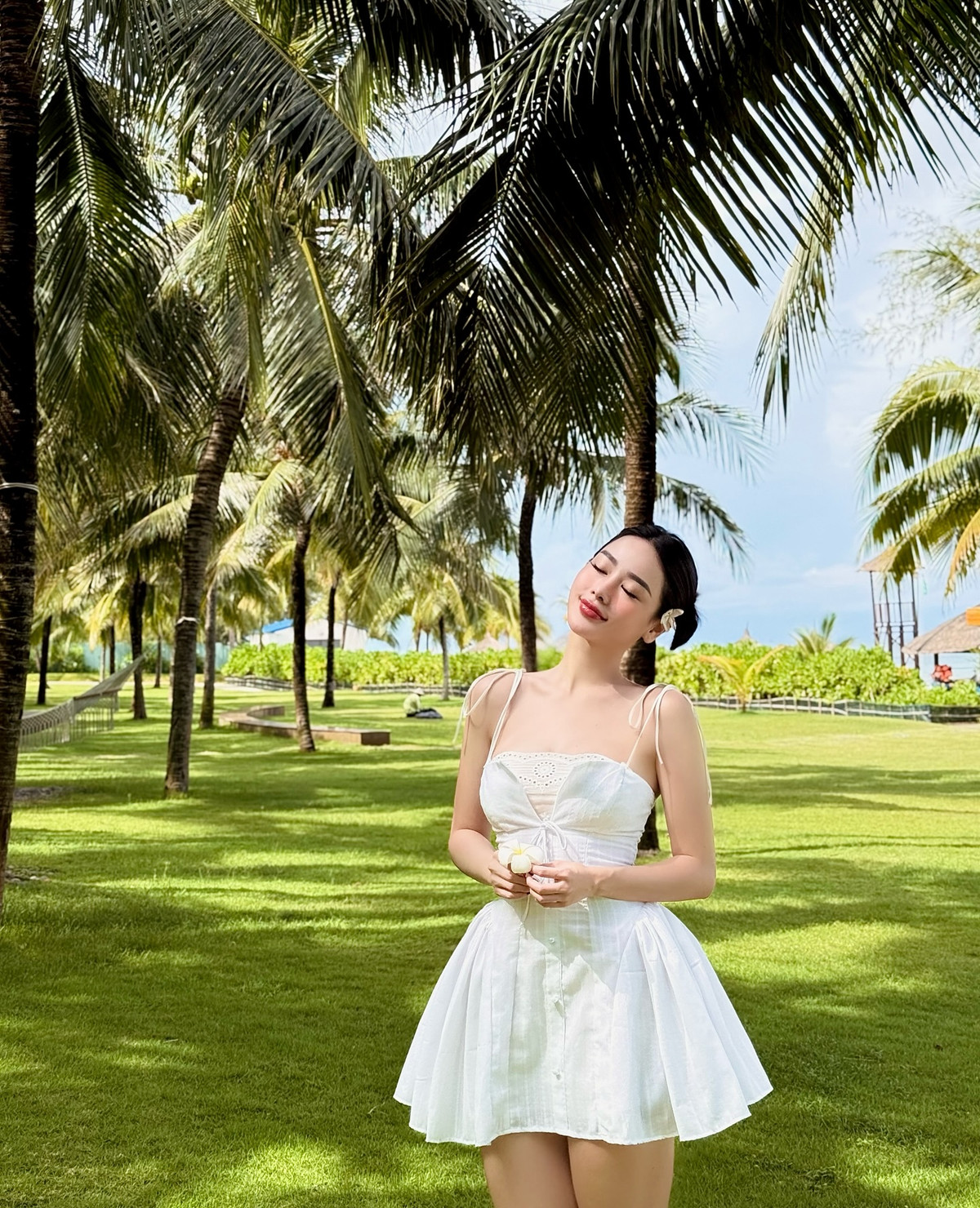 Thiết kế khoét ngực nhẹ nhàng cùng chi tiết cúp ngực tinh tế càng giúp khoe khéo vòng một đầy đặn.