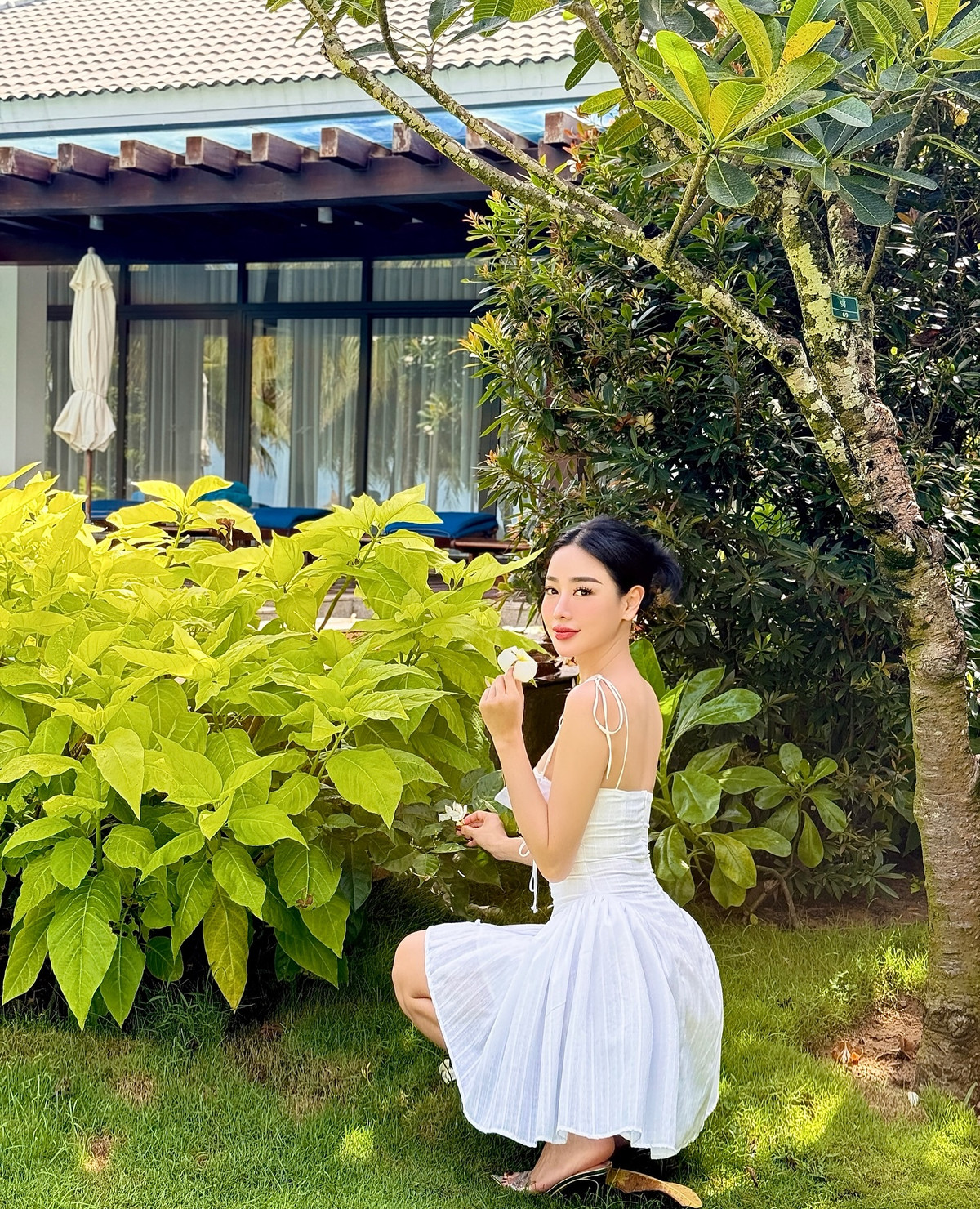 Đặc biệt, phần eo chiết ôm sát và chân váy xếp ly bồng bềnh tạo nên tổng thể vừa quyến rũ vừa ngọt ngào như “nàng thơ”.