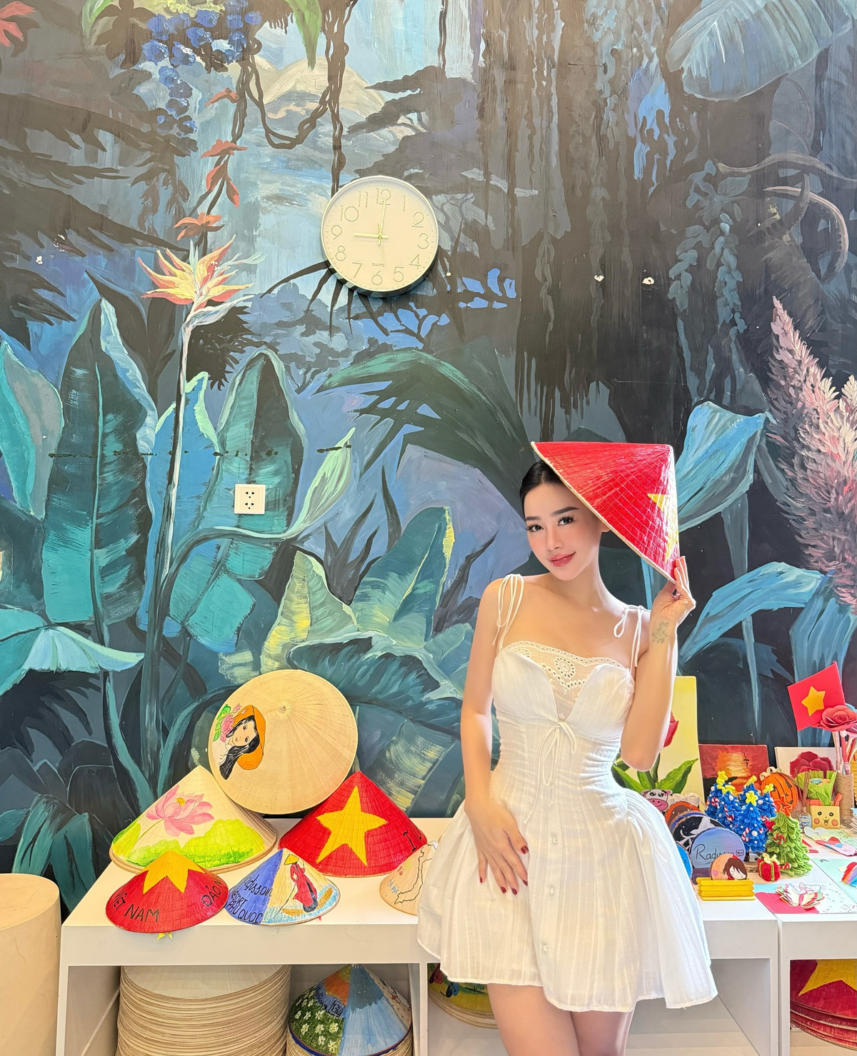 Không chỉ khoe vóc dáng chuẩn chỉnh, thần thái của Helen cũng là điểm nhấn: ánh mắt khép hờ, nụ cười nhẹ và đóa hoa cài tóc tạo nên khí chất dịu dàng đầy mê hoặc.