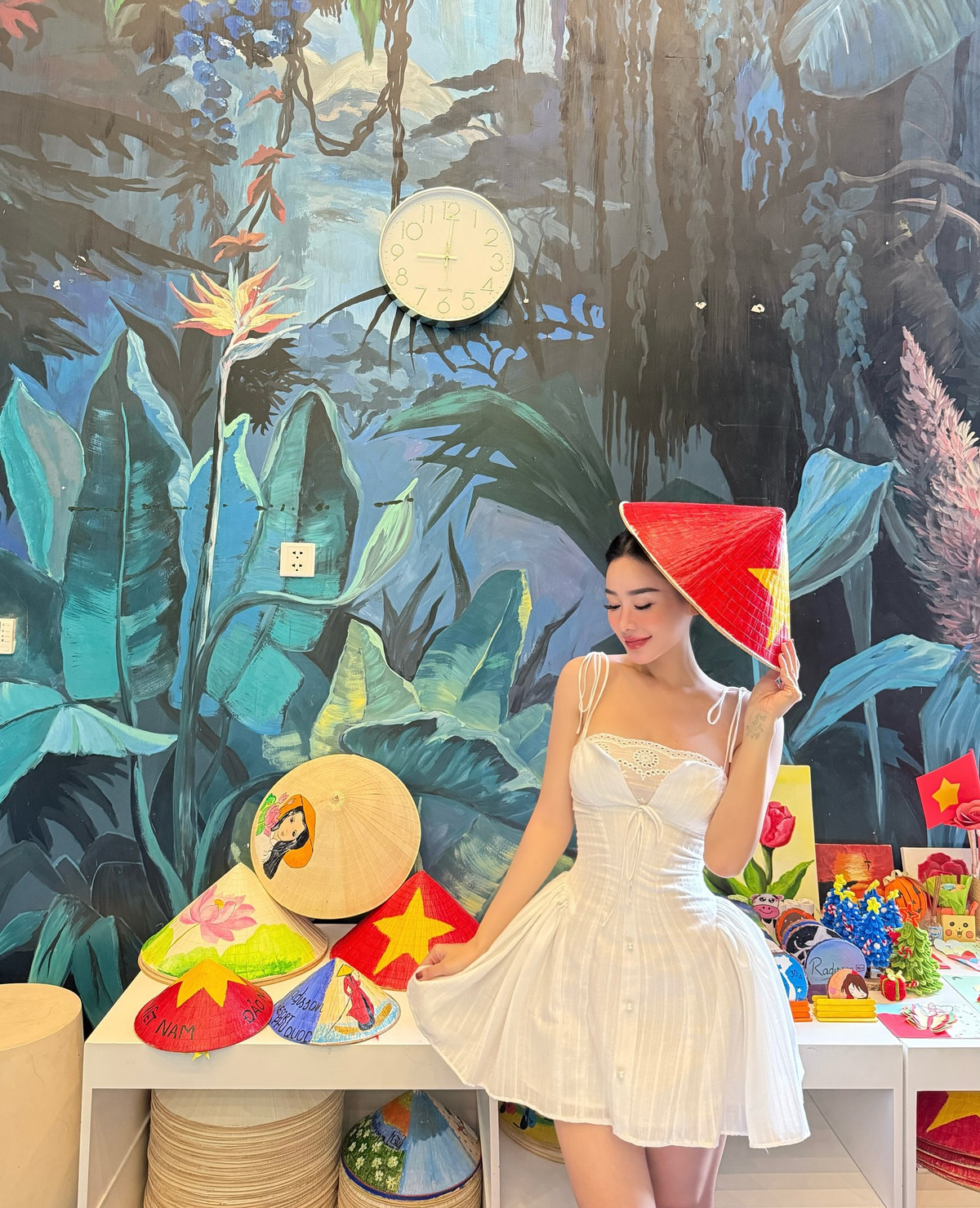 Loạt ảnh nhanh chóng nhận được lượt yêu thích lớn từ cư dân mạng, nhiều người không ngần ngại để lại bình luận khen ngợi vẻ đẹp rực rỡ và gu thời trang ngày càng thăng hạng của người đẹp.