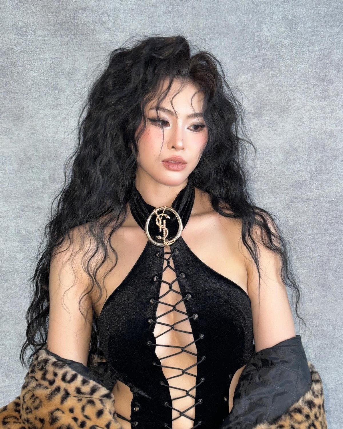 Thần thái của cô nàng trong từng góc hình cũng đầy cuốn hút, cô nàng thổi hồn vào từng shoot hình bằng phong cách trình diễn chuyên nghiệp và ánh nhìn sắc sảo.