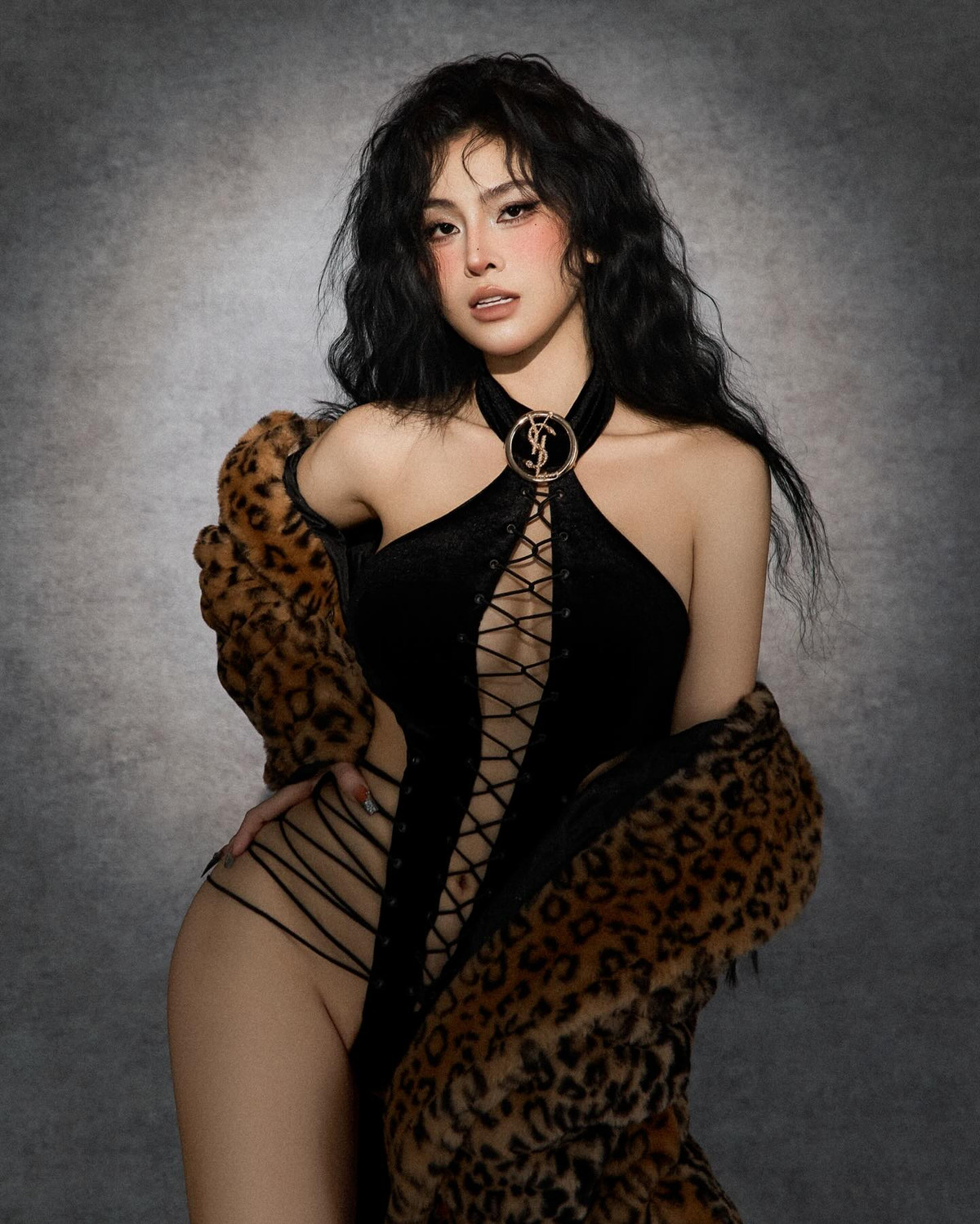 Trong loạt hình mới, Tammy diện bộ bodysuit đen cut-out táo bạo, đan dây dọc thân hình và khoét sâu phần ngực, cô nàng không ngần ngại khoe trọn đường cong nóng bỏng cùng đường chân ngực sắc nét, khiến netizen không thể rời mắt.
