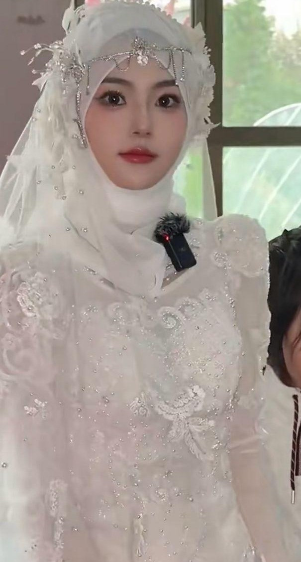 Nhan sắc của Ma Xiaoqing nhanh chóng trở thành chủ đề gây tranh cãi. Nhiều người không khỏi ngỡ ngàng và bày tỏ sự nghi ngờ rằng liệu cô có phải là một "cô dâu AI", hay nhan sắc ấy đã qua chỉnh sửa quá mức.