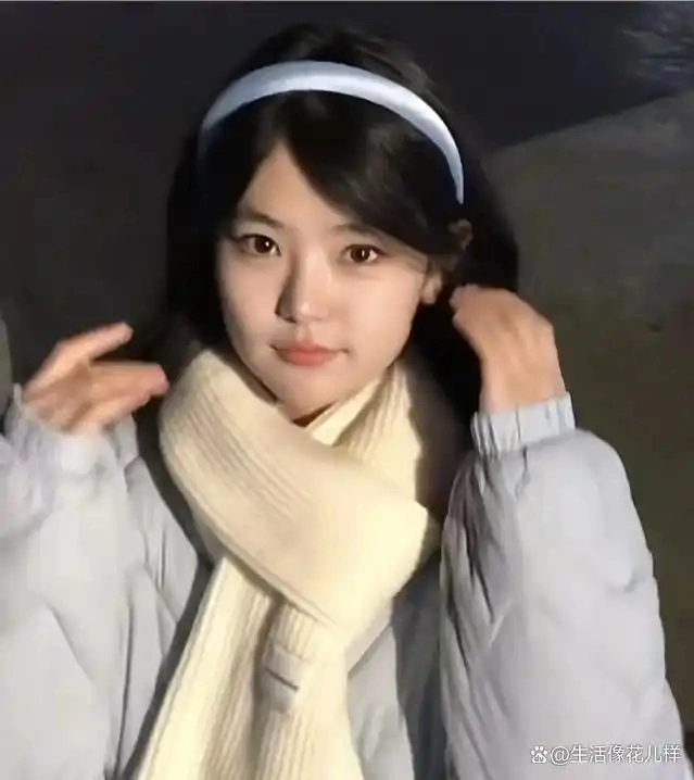 Trong những bức ảnh từ hồi còn đi học, Ma Xiaoqing đã thể hiện nét đẹp thanh tú dù không được trang điểm kỹ lưỡng.