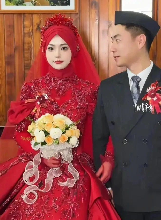 Cũng vì quá xinh đẹp, nhiều người còn "đòi" cô dâu livestream (phát sóng trực tiếp) cảnh tẩy trang để chứng minh vẻ đẹp là thực. Giữa lúc tranh cãi nổ ra, nhiếp ảnh gia của cô dâu đã lên tiếng cho biết, cô dâu là người dân tộc Hồi - cộng đồng có niềm tin và tập tục đặc thù, không khuyến khích việc phẫu thuật.