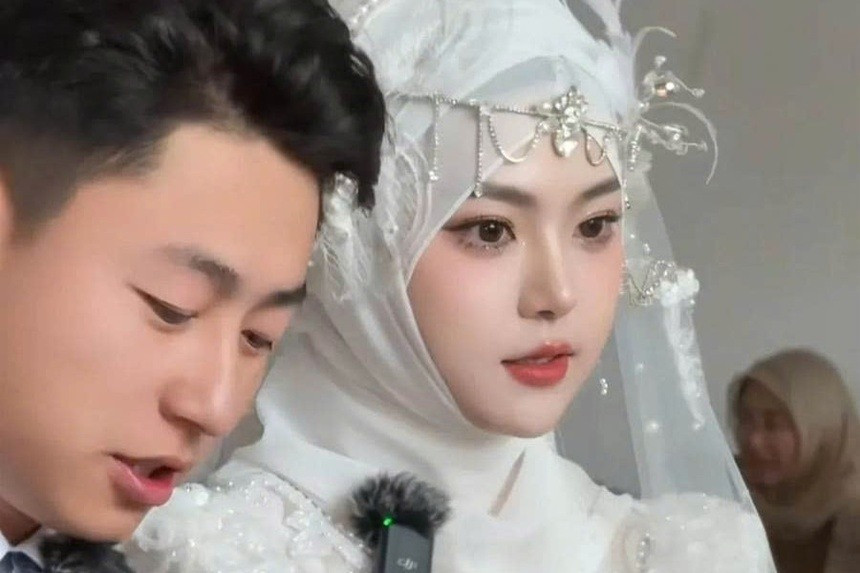 Mới đây, clip ghi lại cảnh đám cưới của một cô dâu ở Cam Túc, Trung Quốc đang lan truyền với tốc độ chóng mặt trên mạng xã hội, thu hút hàng triệu lượt xem. Nhan sắc xinh đẹp của cô dâu của trở thành tâm điểm chú ý.