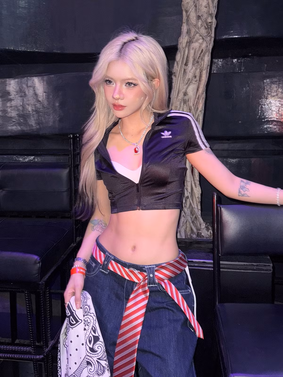 Không chỉ đầu tư về trang phục, Ciin còn ghi điểm với mái tóc bạch kim uốn nhẹ và lối makeup sắc sảo, tôn lên vẻ đẹp vừa cá tính vừa quyến rũ.