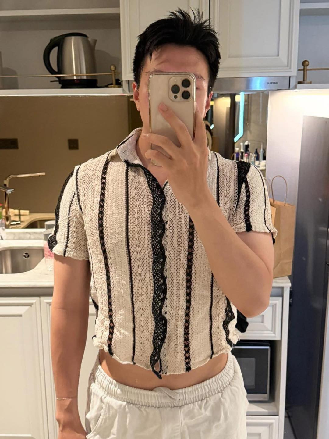 Tuy nhiên, đến khi giặt xong thì chiếc áo ban đầu đã co nhỏ đi, nhìn như một chiếc croptop. Để dễ hình dung, anh chàng còn mặc hẳn chiếc áo đó đăng tải lên mạng xã hội, khiến netizen được phen cười nghiêng ngả.