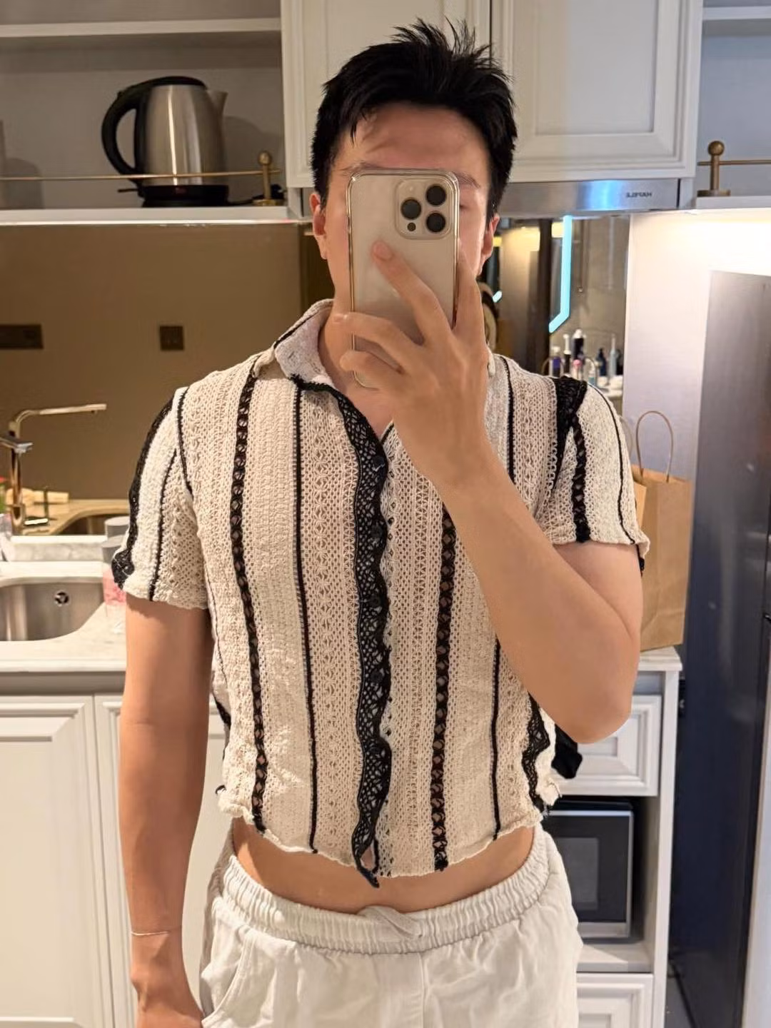 Tuy nhiên, đến khi giặt xong thì chiếc áo ban đầu đã co nhỏ đi, nhìn như một chiếc croptop. Để dễ hình dung, anh chàng còn mặc hẳn chiếc áo đó đăng tải lên mạng xã hội, khiến netizen được phen cười nghiêng ngả.