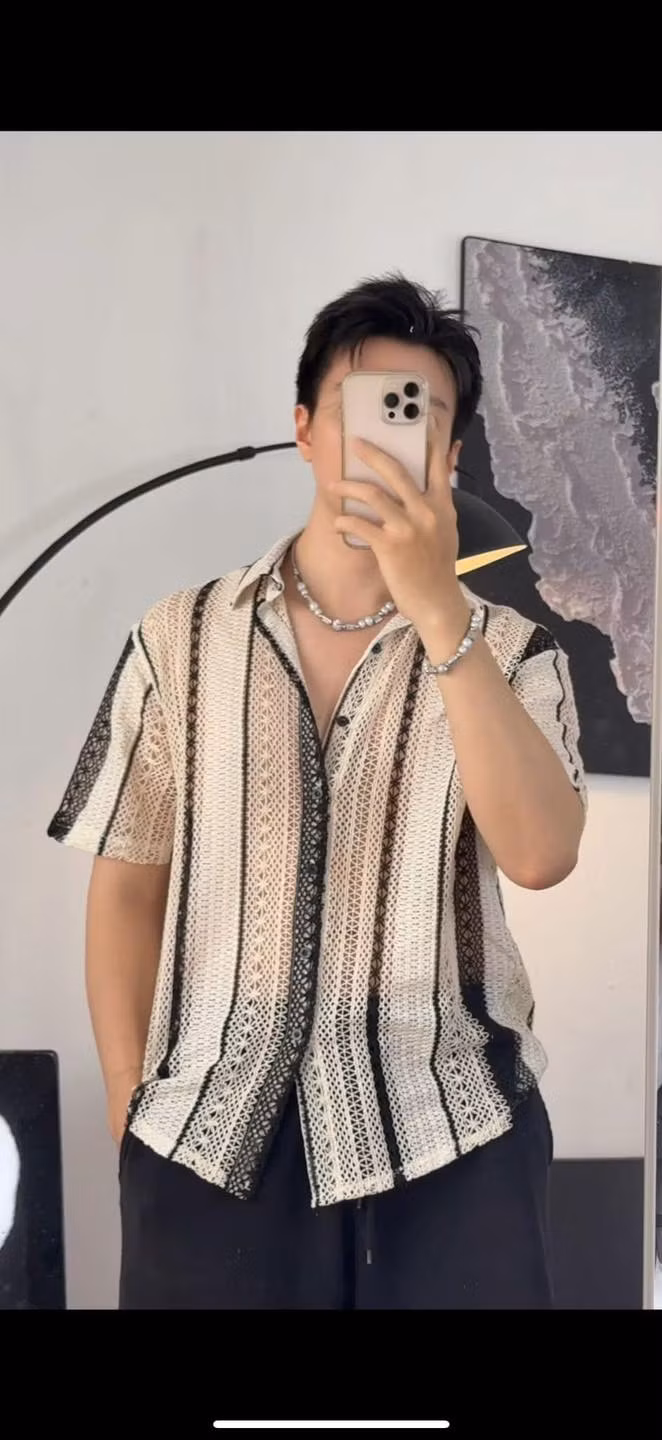 Mới đây, một tài khoản đã chia sẻ trường hợp dở khóc dở cười của bản thân khi mua quần áo online thu về nhiều lượt tương tác trên mạng xã hội. Theo đó, anh chàng đặt mua một chiếc áo có thiết kế lưới về để mặc, ban đầu khi mặc thử thì chiếc áo khá giống mẫu...