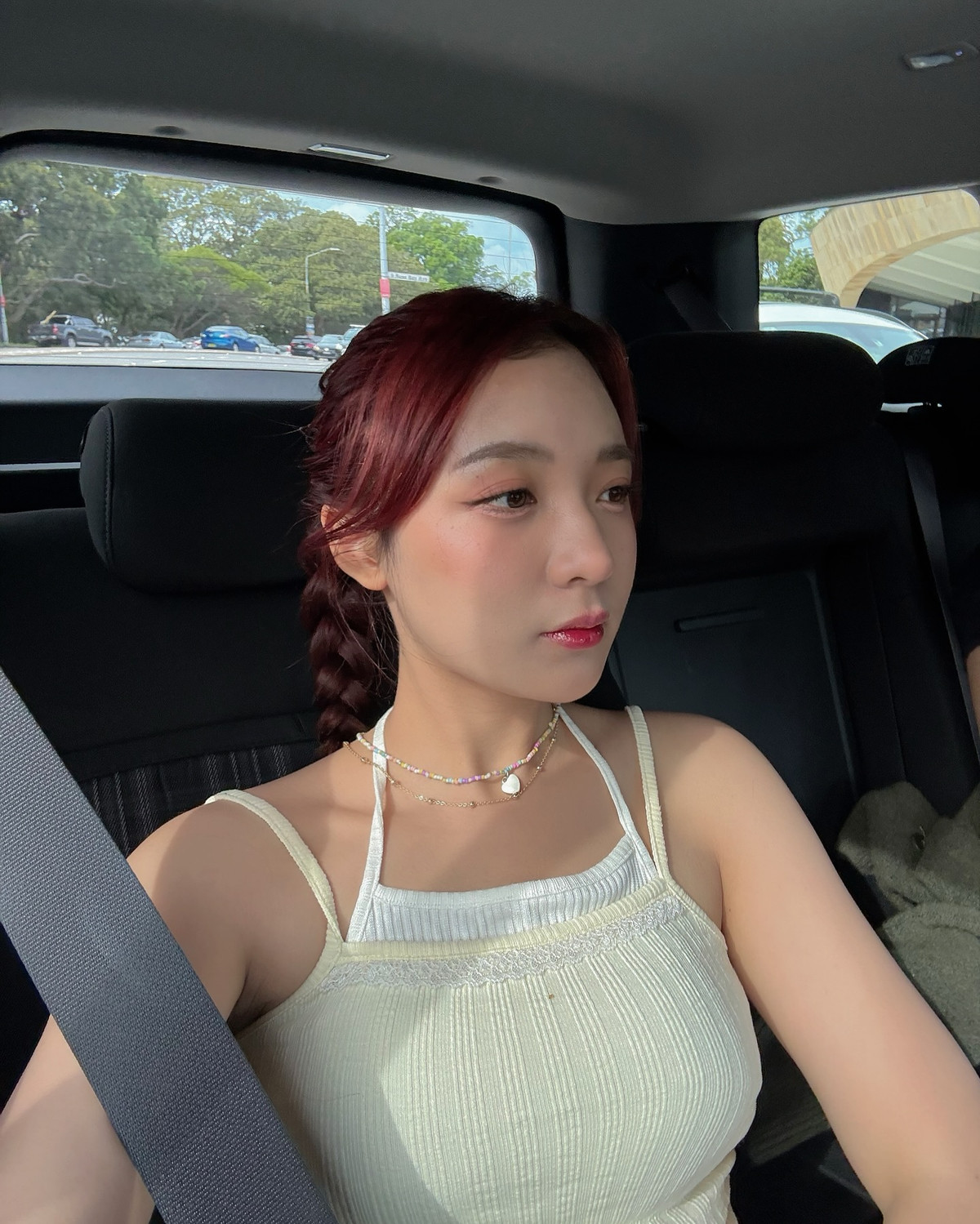 Mái tóc tết lệch nữ tính được điểm thêm kẹp tóc nhỏ xinh khiến cô nàng vừa ngọt ngào vừa hút mắt.