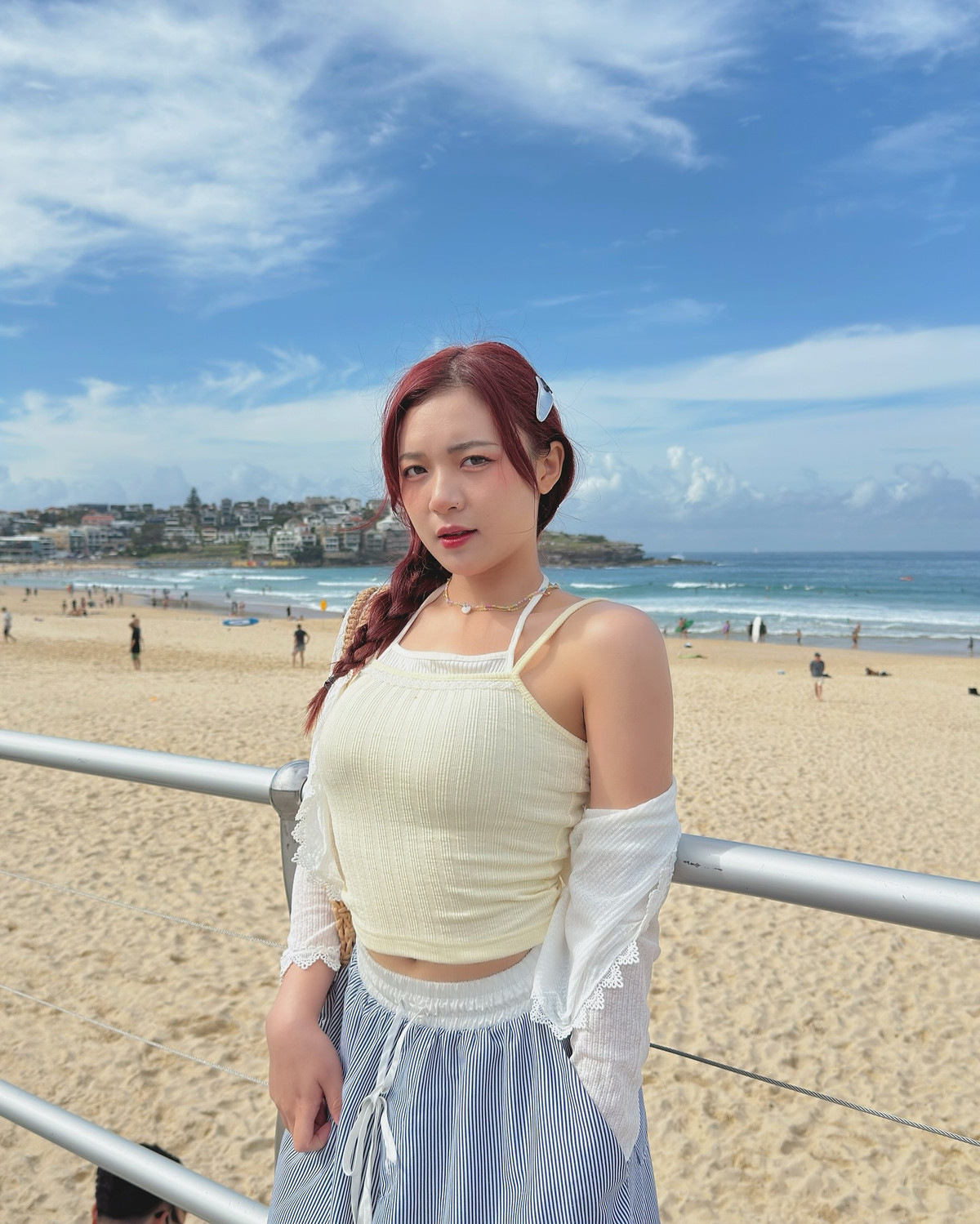 Trong một góc hình khác, cô nàng dịu dàng giữa khung cảnh biển trời với chiếc áo croptop ôm dáng phối cùng chiếc quần sọc xanh vừa năng động vừa nữ tính.