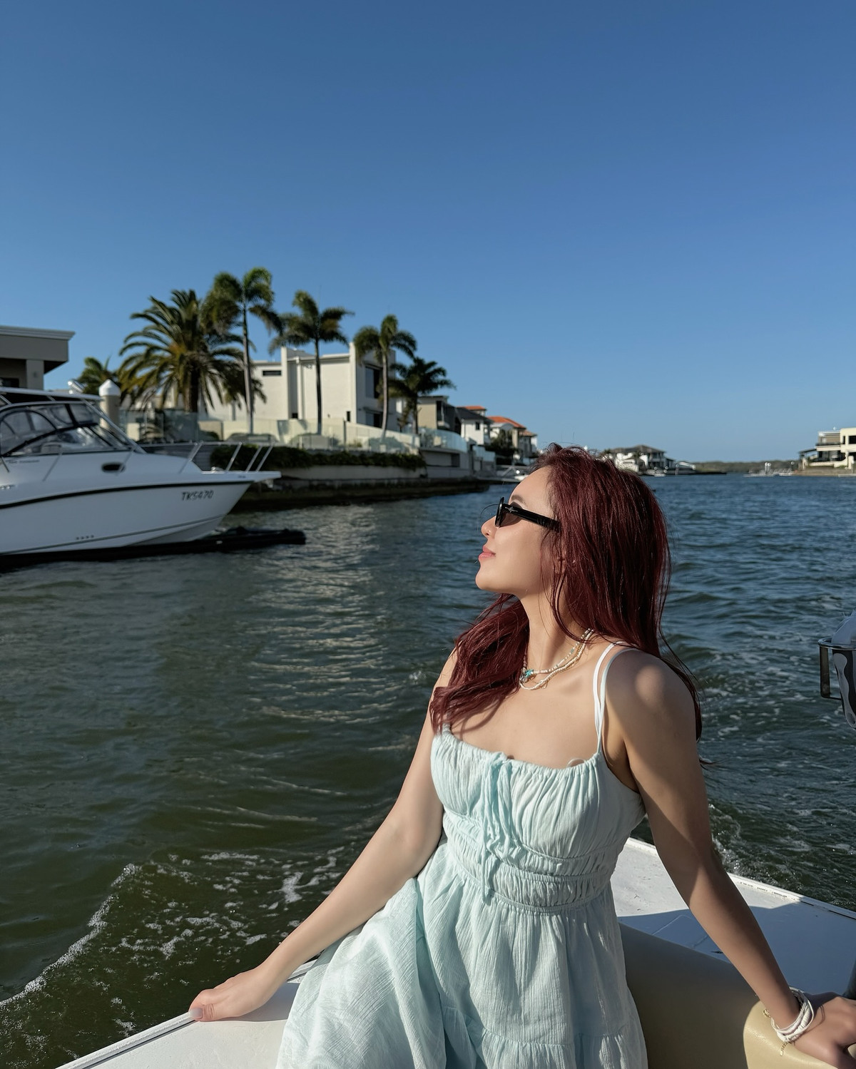 Nụ cười nhẹ và đôi kính râm tôn lên thần thái sang chảnh, đúng chuẩn “hot girl mùa hè”.