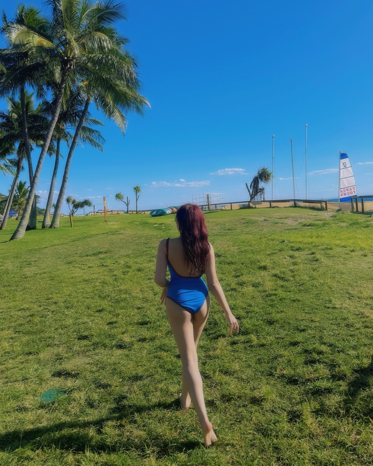 Xuất hiện trong bộ ảnh lần này, Phương Thảo ghi điểm tuyệt đối với phong cách trẻ trung, quyến rũ nhưng vẫn toát lên vẻ đáng yêu. Loạt outfit từ váy hai dây nữ tính, áo croptop khoe vai trần mềm mại, cho tới bikini khoe đường cong chuẩn chỉnh đều cho thấy sự biến hóa linh hoạt trong phong cách của nữ MC.