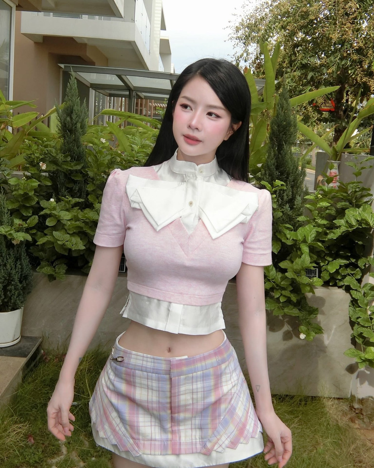 Trong loạt ảnh được đăng tải cách đây không lâu, cô nàng diện outfit với tone hồng ngọt ngào gồm chân váy dạng mini skirt cùng với áo dạng croptop có phần cổ được thiết kế phá cách ấn tượng.