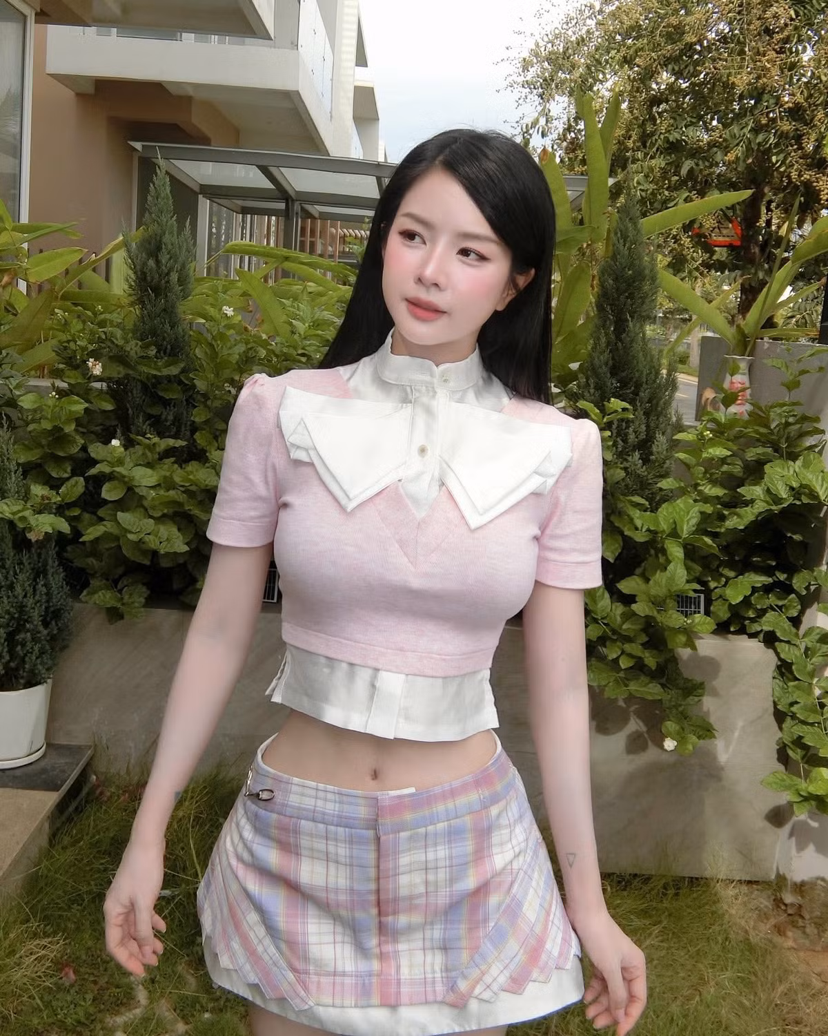 Trong loạt ảnh được đăng tải cách đây không lâu, cô nàng diện outfit với tone hồng ngọt ngào gồm chân váy dạng mini skirt cùng với áo dạng croptop có phần cổ được thiết kế phá cách ấn tượng.