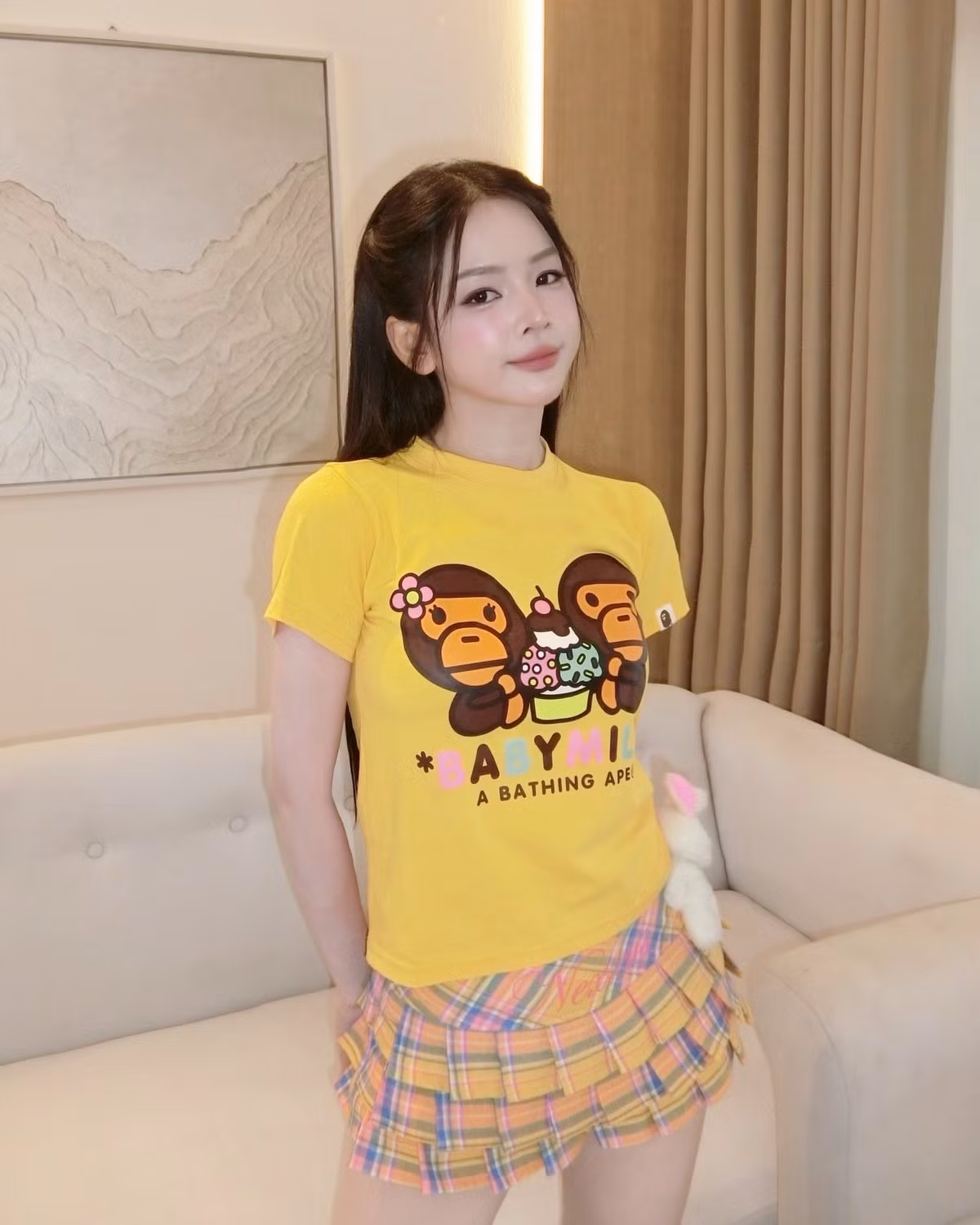 Gam màu vàng tươi giúp Mie trở nên nổi bật, đồng thời mang lại cảm giác vui tươi, trẻ trung. Hình in hoạt hình với các nhân vật monkey đáng yêu càng làm tăng tính "vượt mức đáng yêu" cho tổng thể outfit.