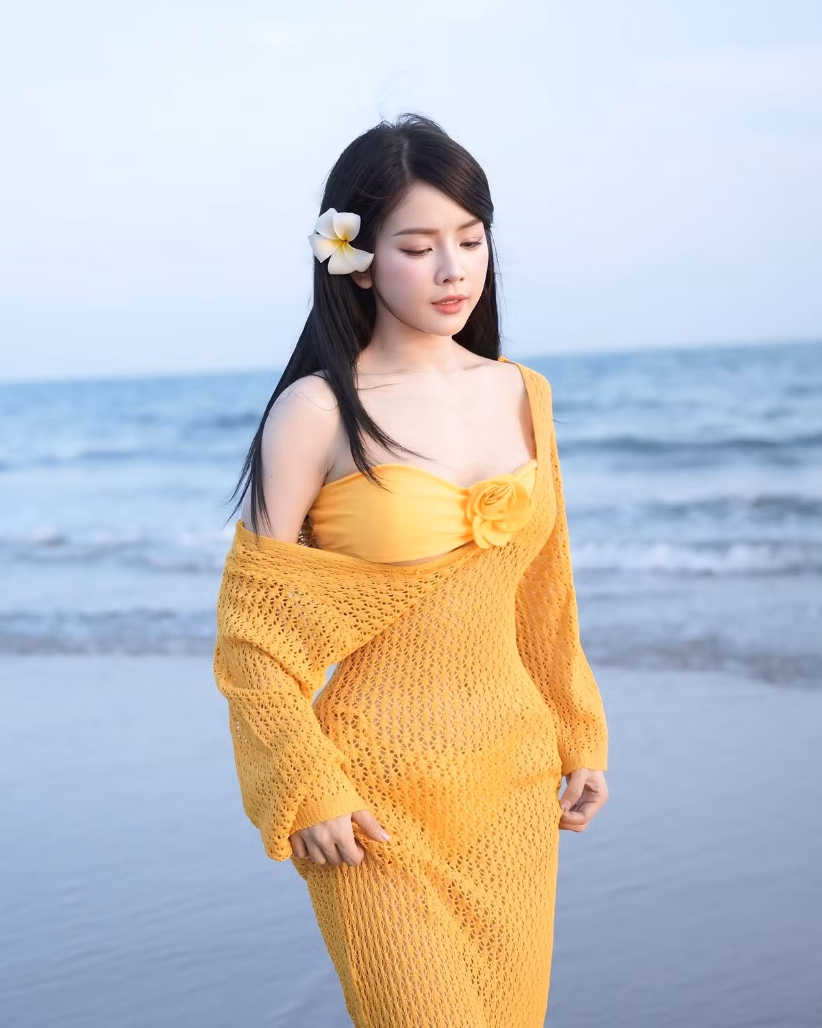 Bên cạnh tài năng chơi nhạc, Mie còn được biết đến với gu ăn mặc đa dạng từ năng động sporty, cá tính street style đến nữ tính bánh bèo. Với thân hình cân đối, gương mặt xinh xắn và thần thái tự tin, mỗi lần xuất hiện của Mie đều khiến mạng xã hội "bùng nổ".