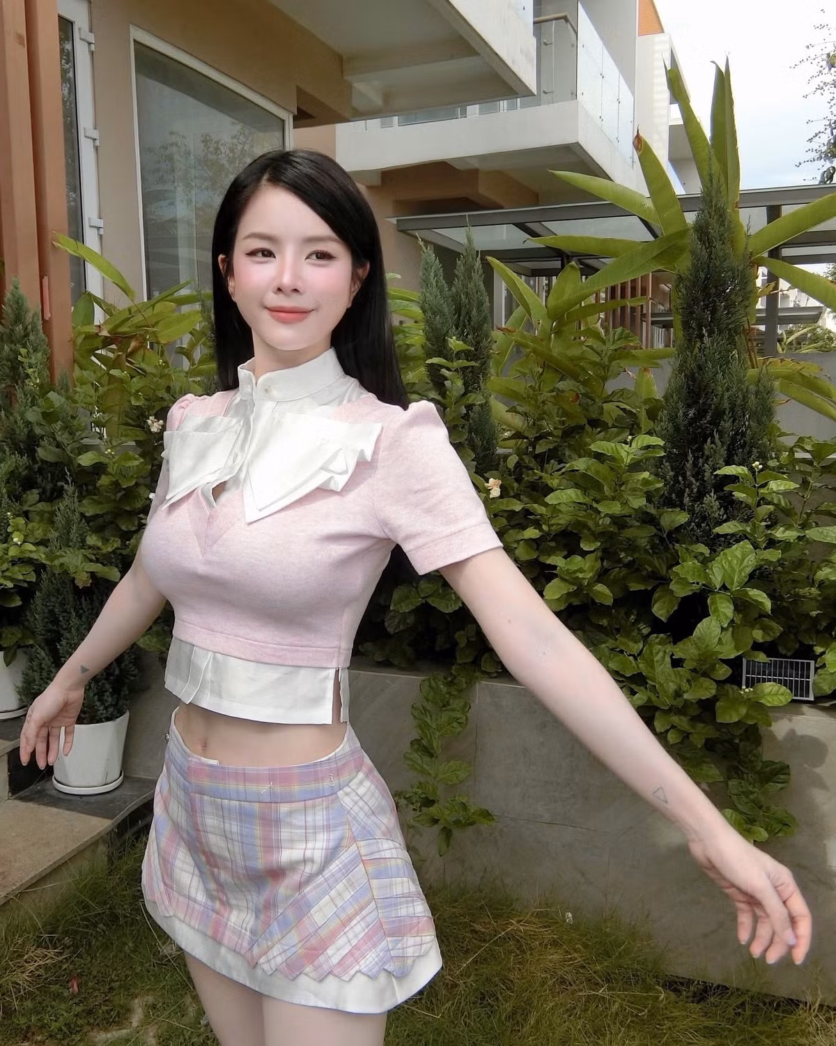 Sinh năm 1995, DJ Mie (tên thật là Trương Tiểu My) từng tốt nghiệp trường Đại học Kinh tế TP.HCM trước khi theo đuổi đam mê âm nhạc.