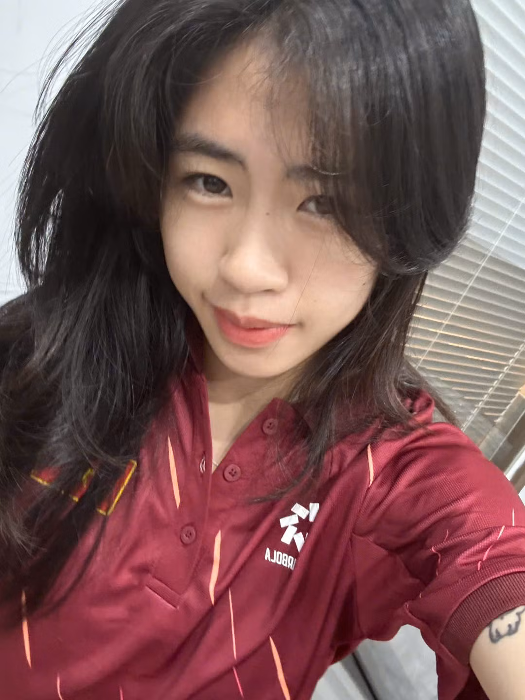 Nguyễn Thị Thanh Nhã - chân sút tài năng của đội tuyển nữ Việt Nam không chỉ ghi dấu ấn trên sân cỏ với tốc độ bứt phá và những pha xử lý kỹ thuật ấn tượng, mà còn “đốn tim” người hâm mộ với vẻ ngoài xinh đẹp và phong cách đời thường trẻ trung, cuốn hút.