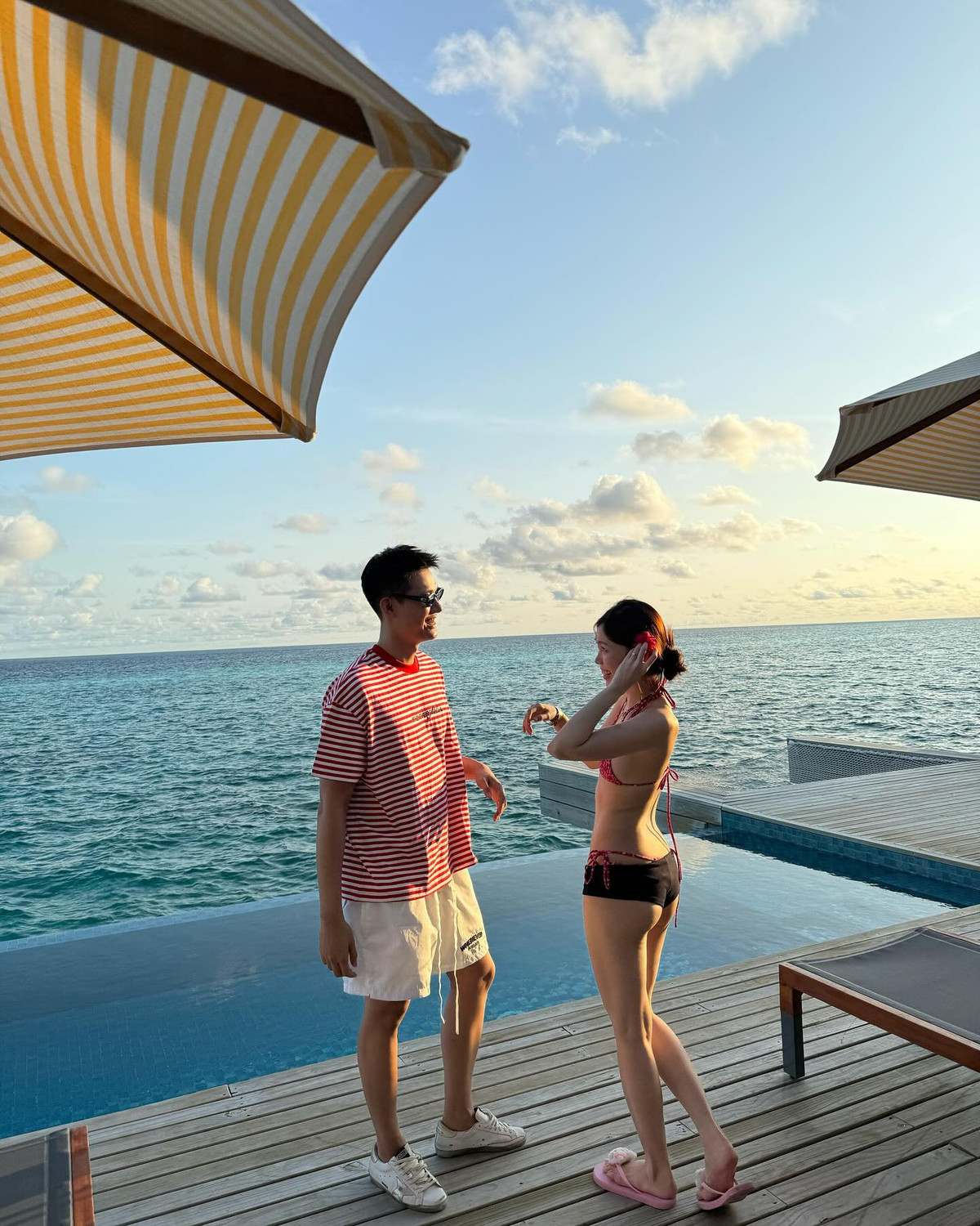 Không thể không kể đến bông hoa đỏ được cài lên tóc - một chi tiết nhỏ nhưng cực kỳ hiệu quả trong việc tôn lên nét dịu dàng và gợi cảm của người đẹp.