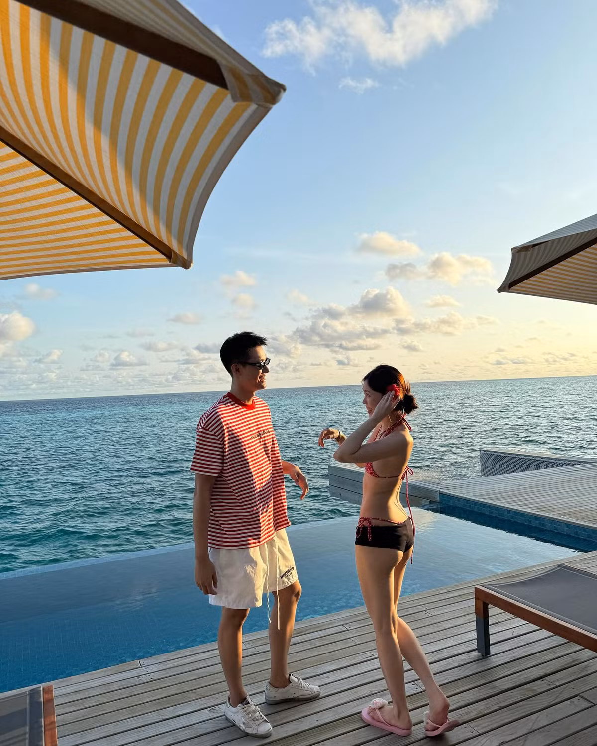 Không thể không kể đến bông hoa đỏ được cài lên tóc - một chi tiết nhỏ nhưng cực kỳ hiệu quả trong việc tôn lên nét dịu dàng và gợi cảm của người đẹp.