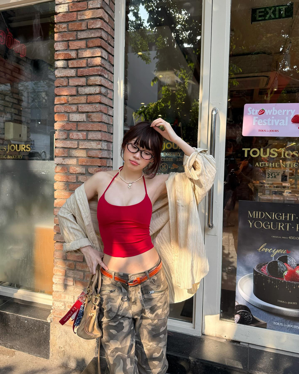 Ly Phạm là một trong cái tên có sức ảnh hưởng trong giới trẻ với phong cách ăn mặc ấn tượng. Điều khiến Ly Phạm tạo nên sức hút là cách phối đồ luôn giúp cô tôn vóc dáng.