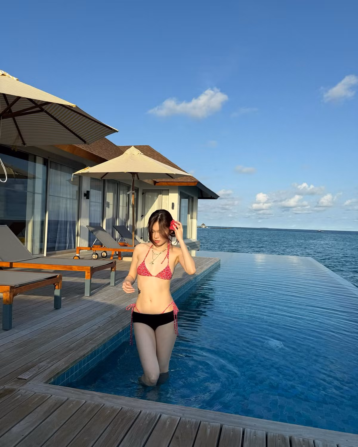 Trong loạt ảnh mới, Ly Phạm chọn bộ bikini hai mảnh màu đỏ họa tiết trái tim - thiết kế tuy đơn giản nhưng cực kỳ quyến rũ, giúp khoe trọn đường cong cơ thể và làn da trắng mịn.