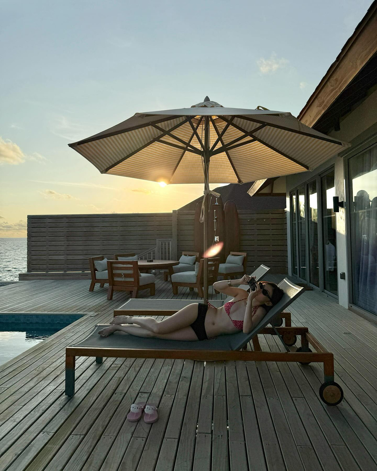 Phối cảnh chụp giữa trời biển trong xanh, nắng vàng rực rỡ càng tôn vinh làn da mịn màng cùng thần thái tự tin, rạng rỡ của cô nàng.