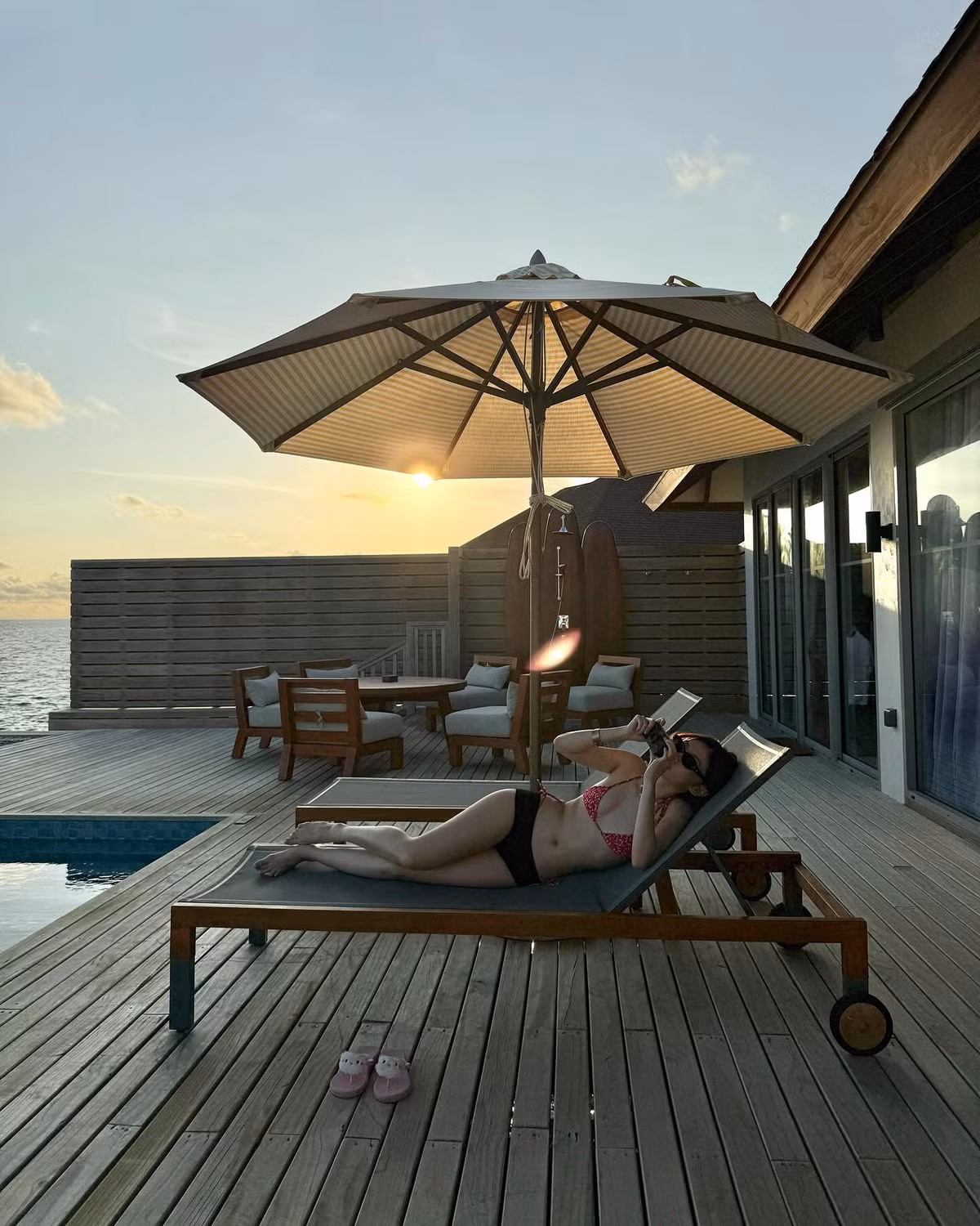 Phối cảnh chụp giữa trời biển trong xanh, nắng vàng rực rỡ càng tôn vinh làn da mịn màng cùng thần thái tự tin, rạng rỡ của cô nàng.