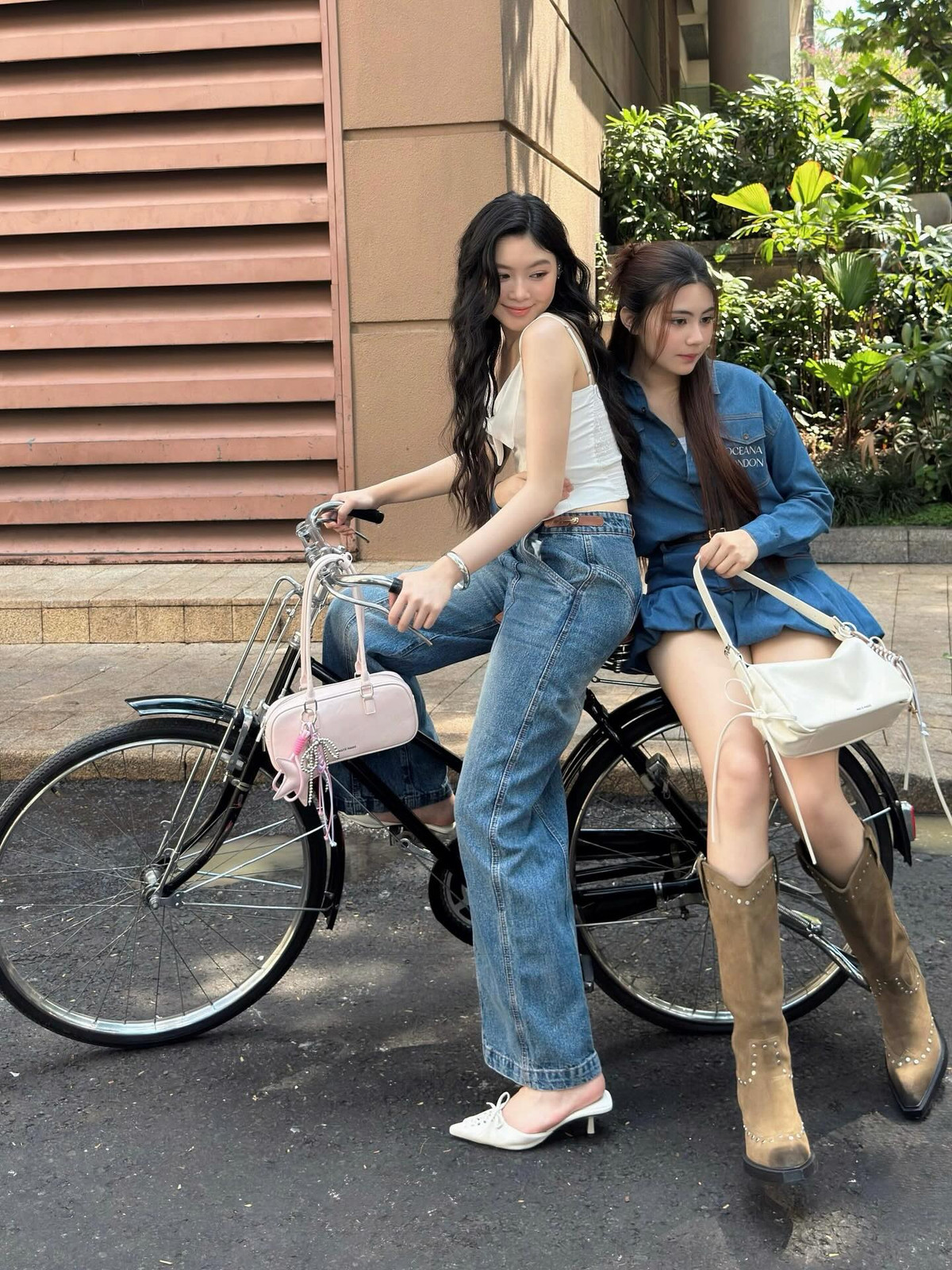 Lối make-up nhẹ nhàng cùng kiểu tóc buộc nửa đầu càng làm tôn lên vẻ đẹp ngọt ngào, trong trẻo pha chút cá tính “rất Gen Z”.