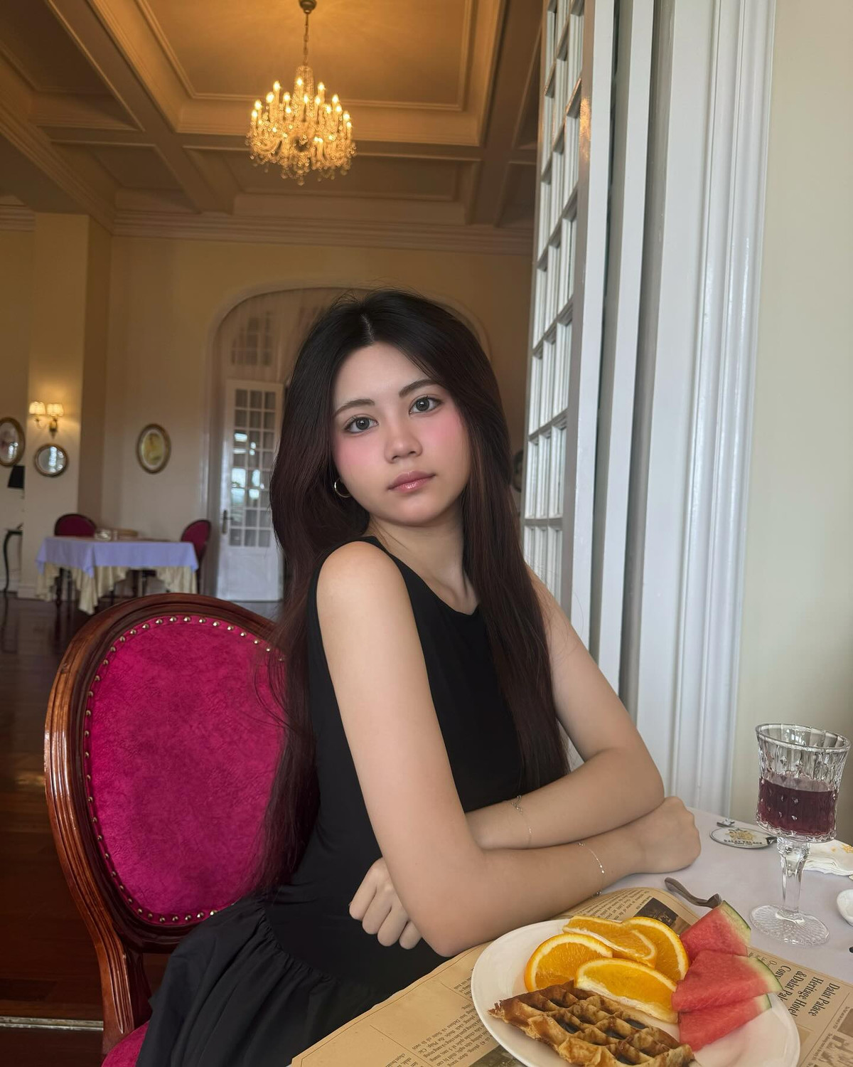 Tuy không hoạt động nghệ thuật, nhưng mỗi lần xuất hiện, Hạt Dẻ đều “gây bão” nhờ gu ăn mặc tinh tế, phong thái chững chạc.