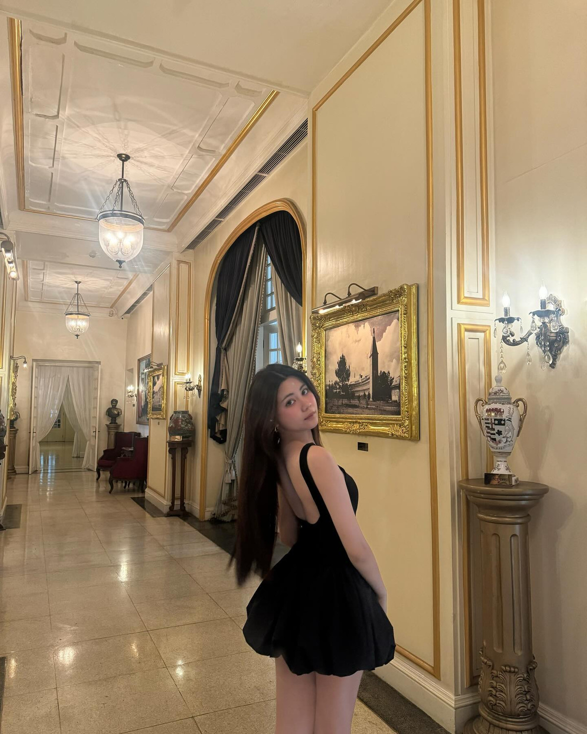 Dù chưa chính thức hoạt động nghệ thuật nhưng hai con gái của Quyền Linh - Hạt Dẻ và Lọ Lem đã có sự nổi tiếng nhất định trong giới showbiz và là các hot girl gen z trên mạng xã hội.