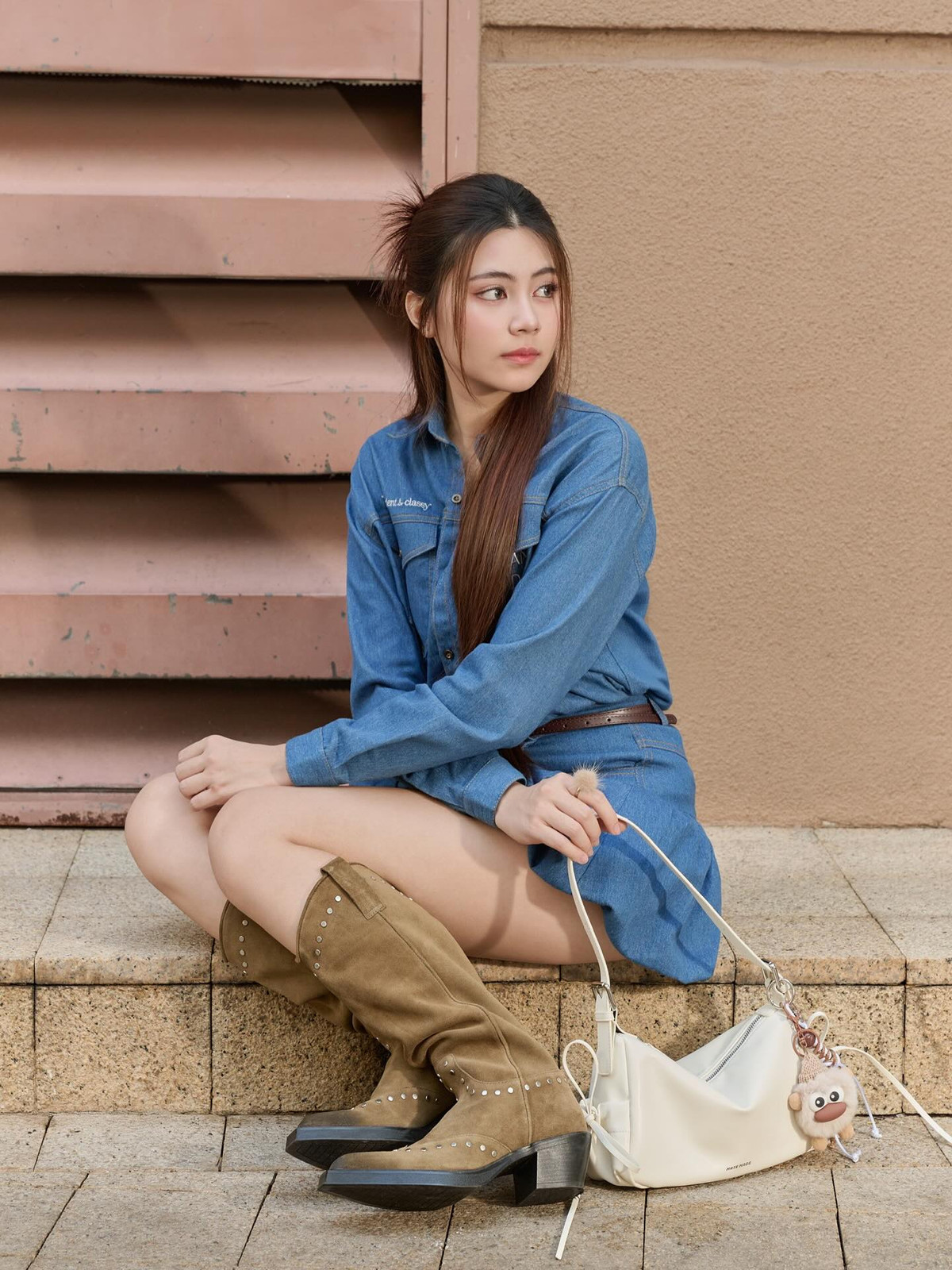 Cách đây không lâu, MC Quyền Linh gặp rắc rối khi bị dính lùm xùm quảng cáo lố. Dù đã lên tiếng đính chính, đưa ra đầy đủ bằng chứng minh oan nhưng sự việc cũng khiến hình tượng của nam nghệ sĩ bị ảnh hưởng không nhỏ. Hai con gái của nam MC là Lọ Lem và Hạt Dẻ cũng bị "rơi vào tầm ngắm" của cộng đồng mạng.