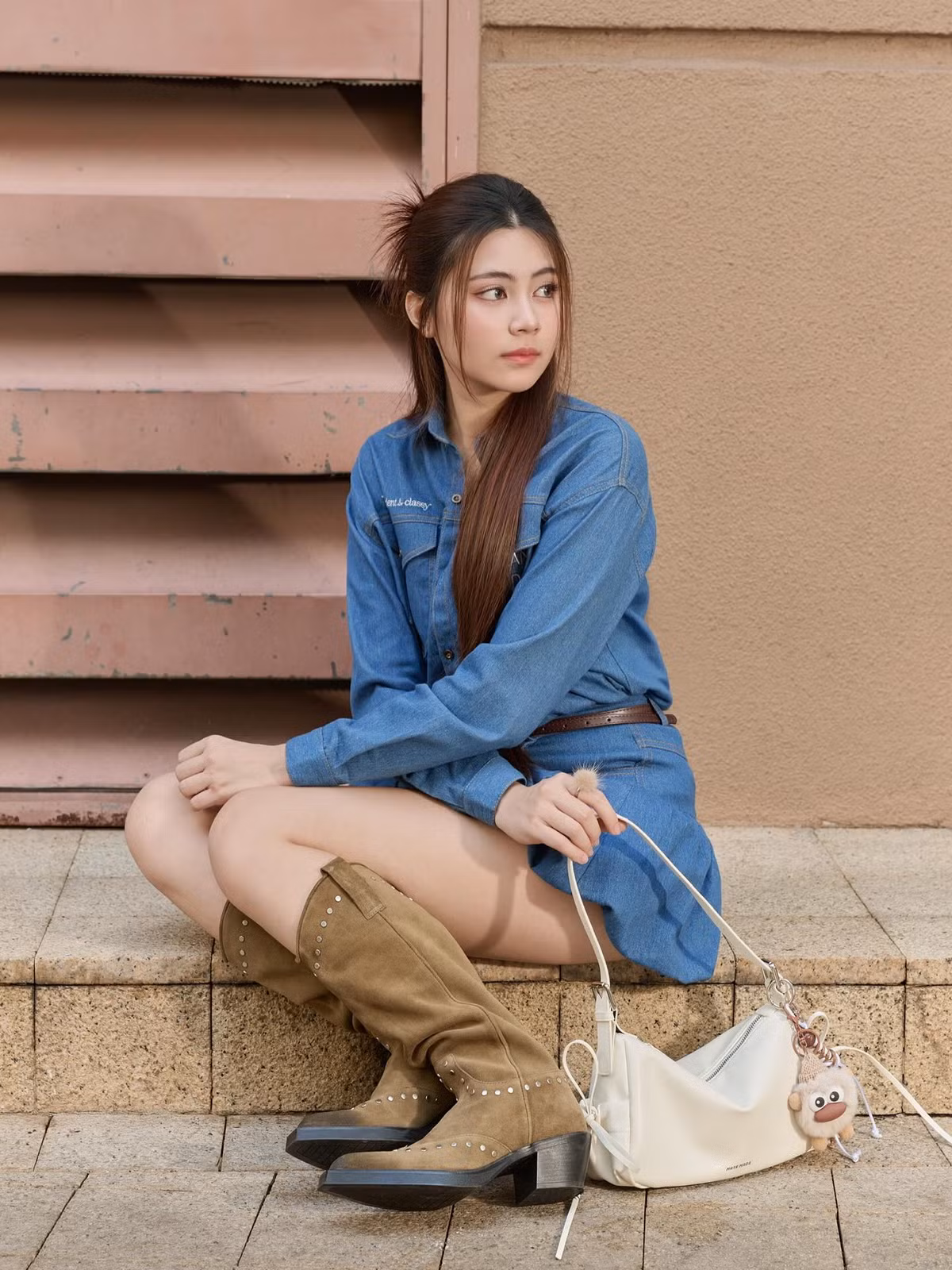 Cách đây không lâu, MC Quyền Linh gặp rắc rối khi bị dính lùm xùm quảng cáo lố. Dù đã lên tiếng đính chính, đưa ra đầy đủ bằng chứng minh oan nhưng sự việc cũng khiến hình tượng của nam nghệ sĩ bị ảnh hưởng không nhỏ. Hai con gái của nam MC là Lọ Lem và Hạt Dẻ cũng bị "rơi vào tầm ngắm" của cộng đồng mạng.