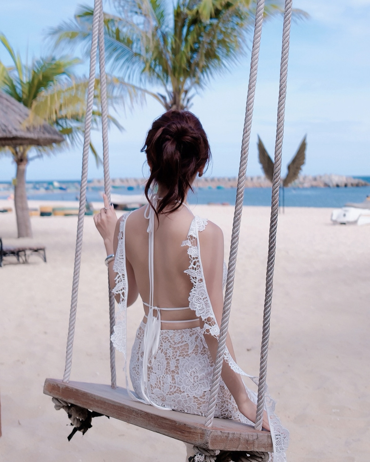 Trong từng khoảnh khắc, lúc tựa mình bên gốc dừa, lúc e ấp trên xích đu, Hoàng Kim Chi mang đến hình ảnh một nàng thơ mùa hè hiện đại: vừa ngọt ngào, vừa táo bạo, vừa gần gũi nhưng cũng rất cuốn hút.