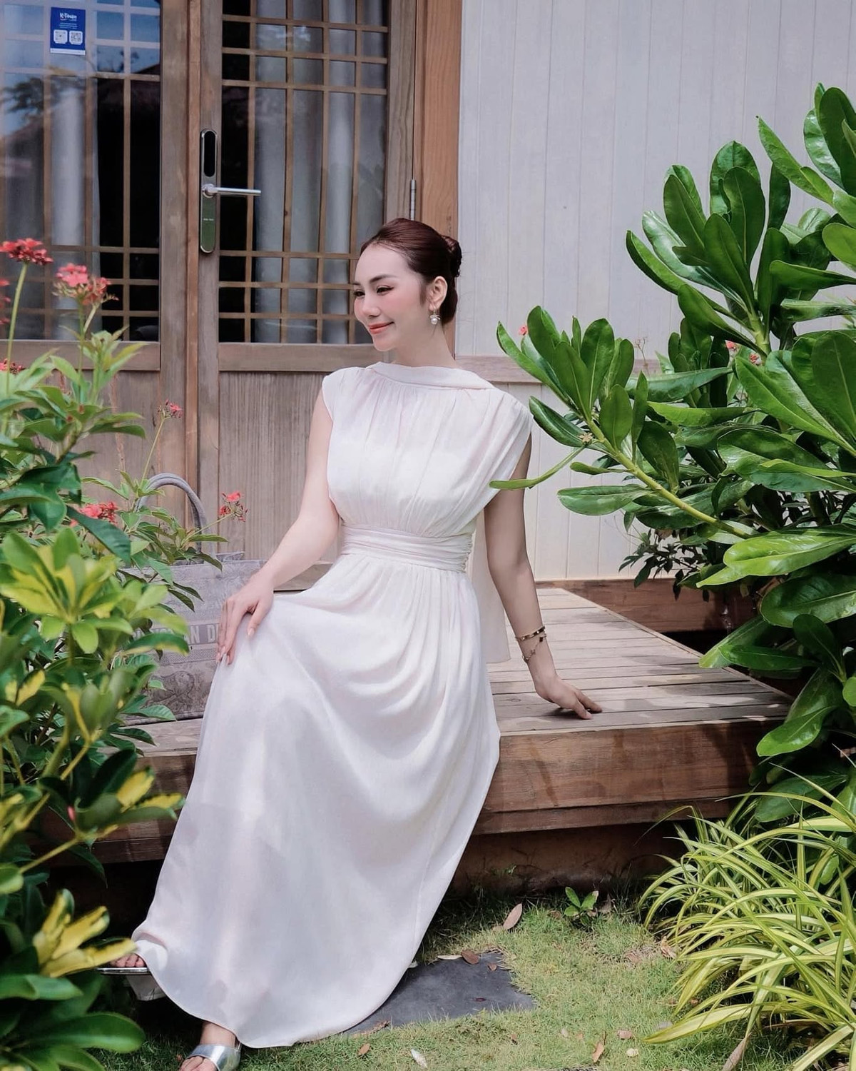 Trên mạng xã hội, Hoàng Kim Chi gây ấn tượng bởi nhan sắc trẻ trung, đôi mắt to tròn cùng làn da mịn màng. Thậm chí nhiều người còn gọi cô nàng là "vợ quốc dân" với nhan sắc xinh đẹp, ngọt ngào.