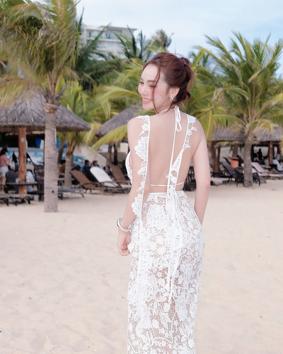 Trang phục được phối cùng trang sức tối giản – chỉ một chiếc vòng tay kim loại bản to – vừa đủ để tạo điểm nhấn, nhưng không lấn át tinh thần tổng thể. Mái tóc búi nhẹ cùng lớp trang điểm trong suốt cũng giúp Hoàng Kim Chi giữ được vẻ đẹp thanh thoát, tự nhiên đúng chất “nàng thơ biển cả”.